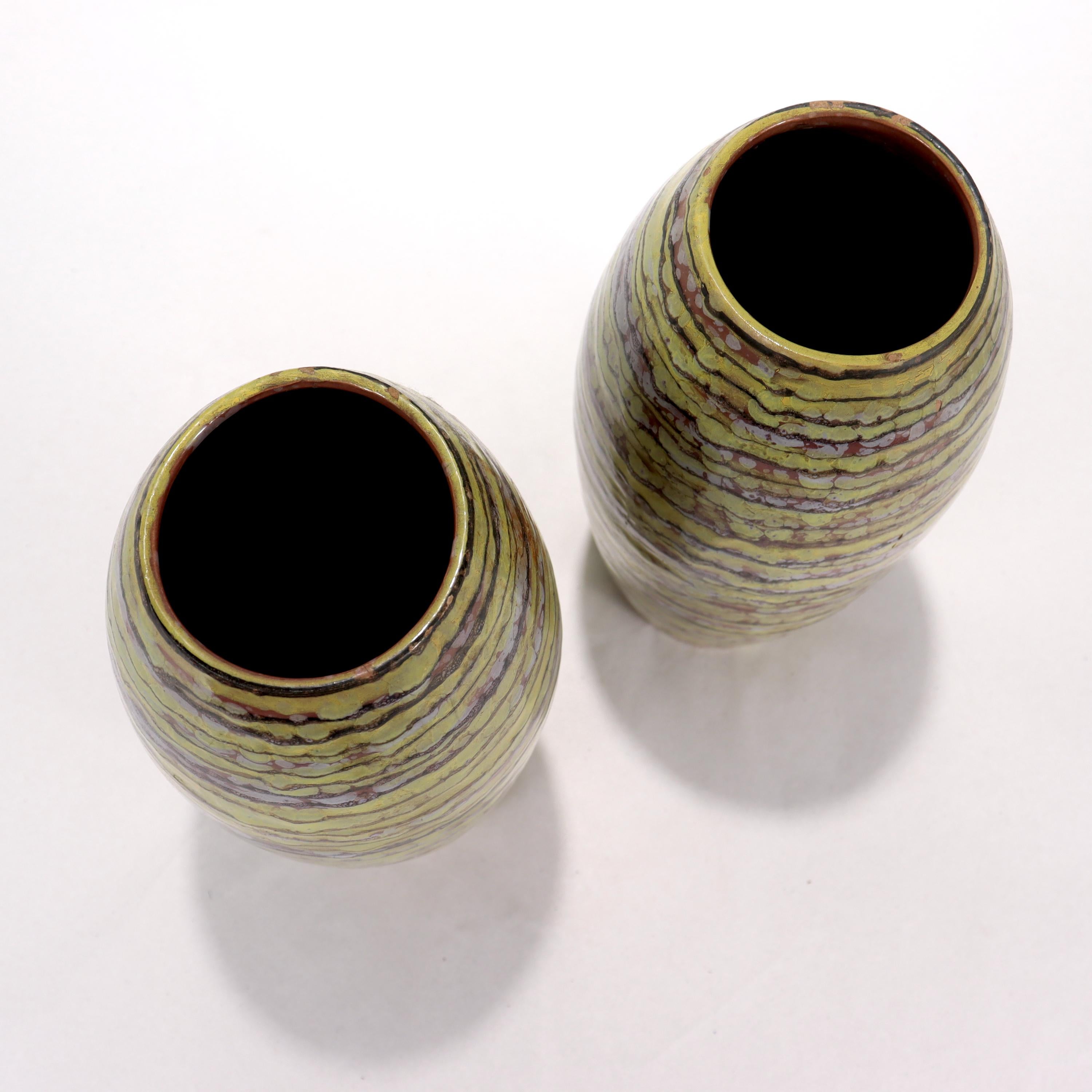 Paire de vases italiens en poterie de terre cuite à rayures, de style moderne du milieu du siècle dernier  en vente 3