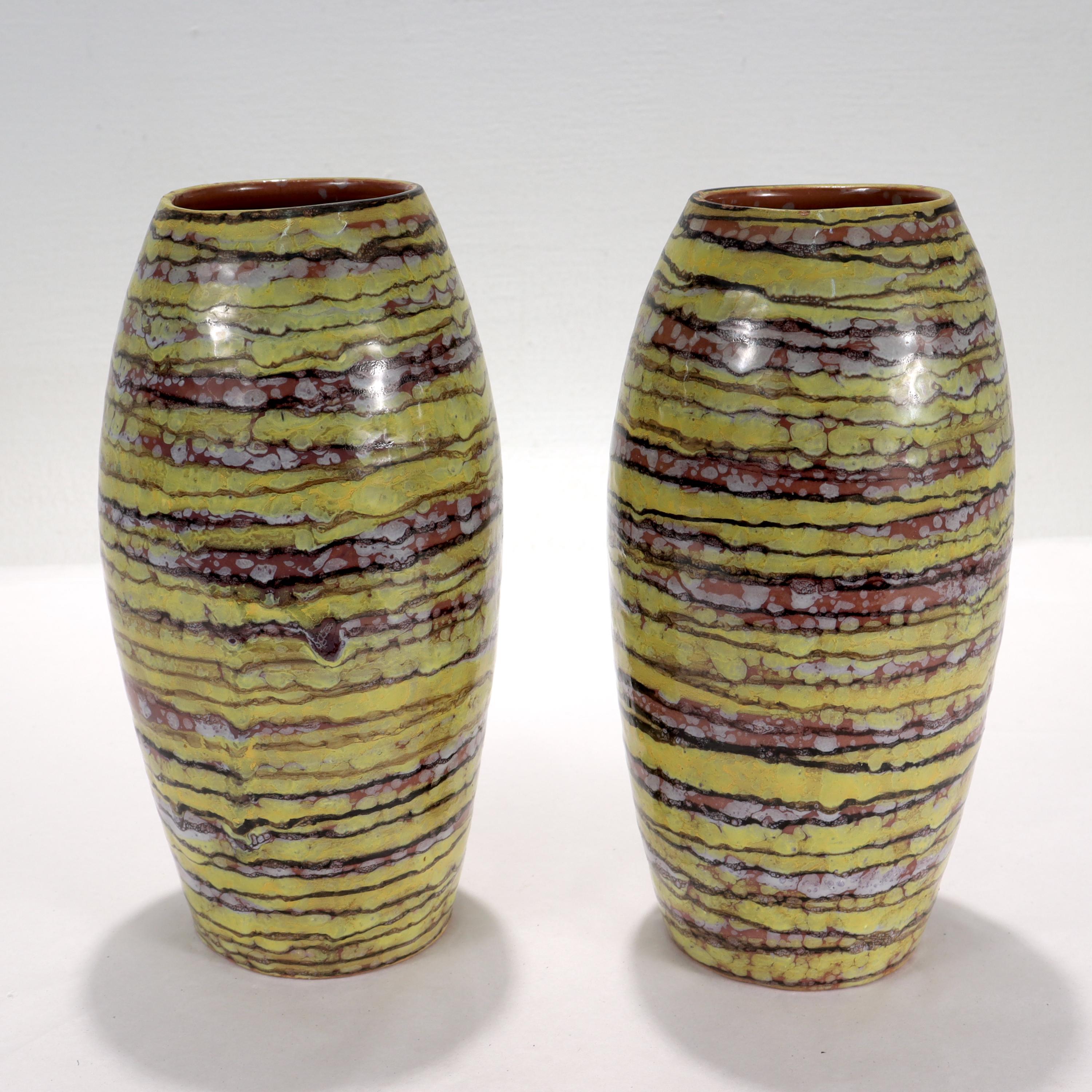 Vernissé Paire de vases italiens en poterie de terre cuite à rayures, de style moderne du milieu du siècle dernier  en vente