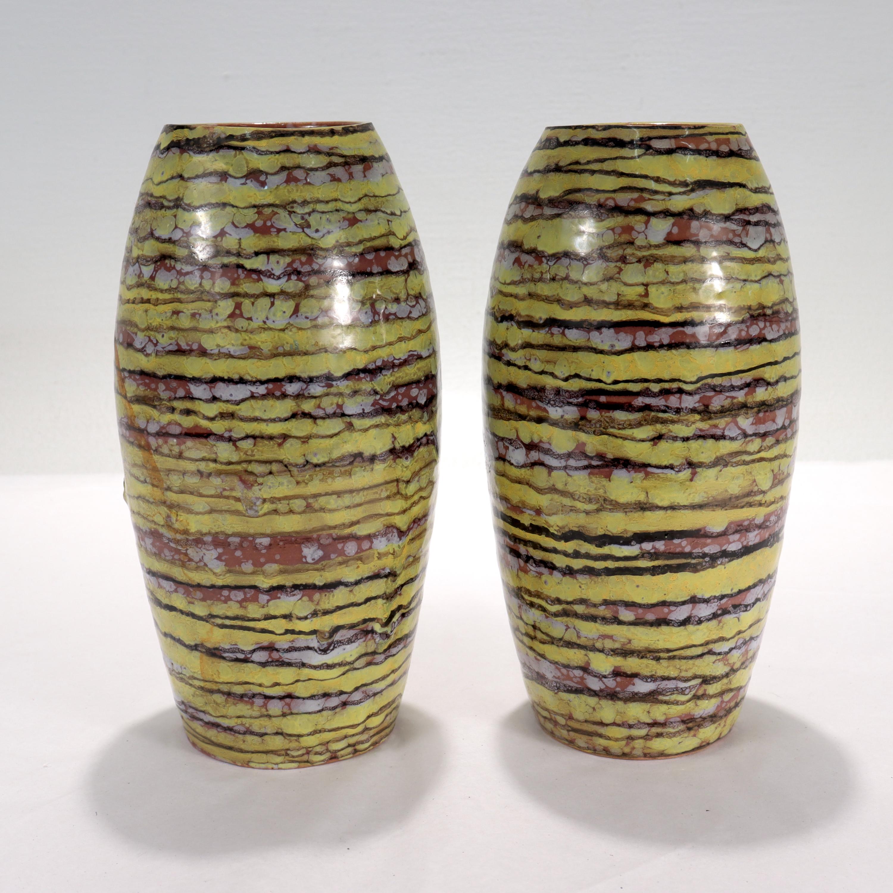 20ième siècle Paire de vases italiens en poterie de terre cuite à rayures, de style moderne du milieu du siècle dernier  en vente