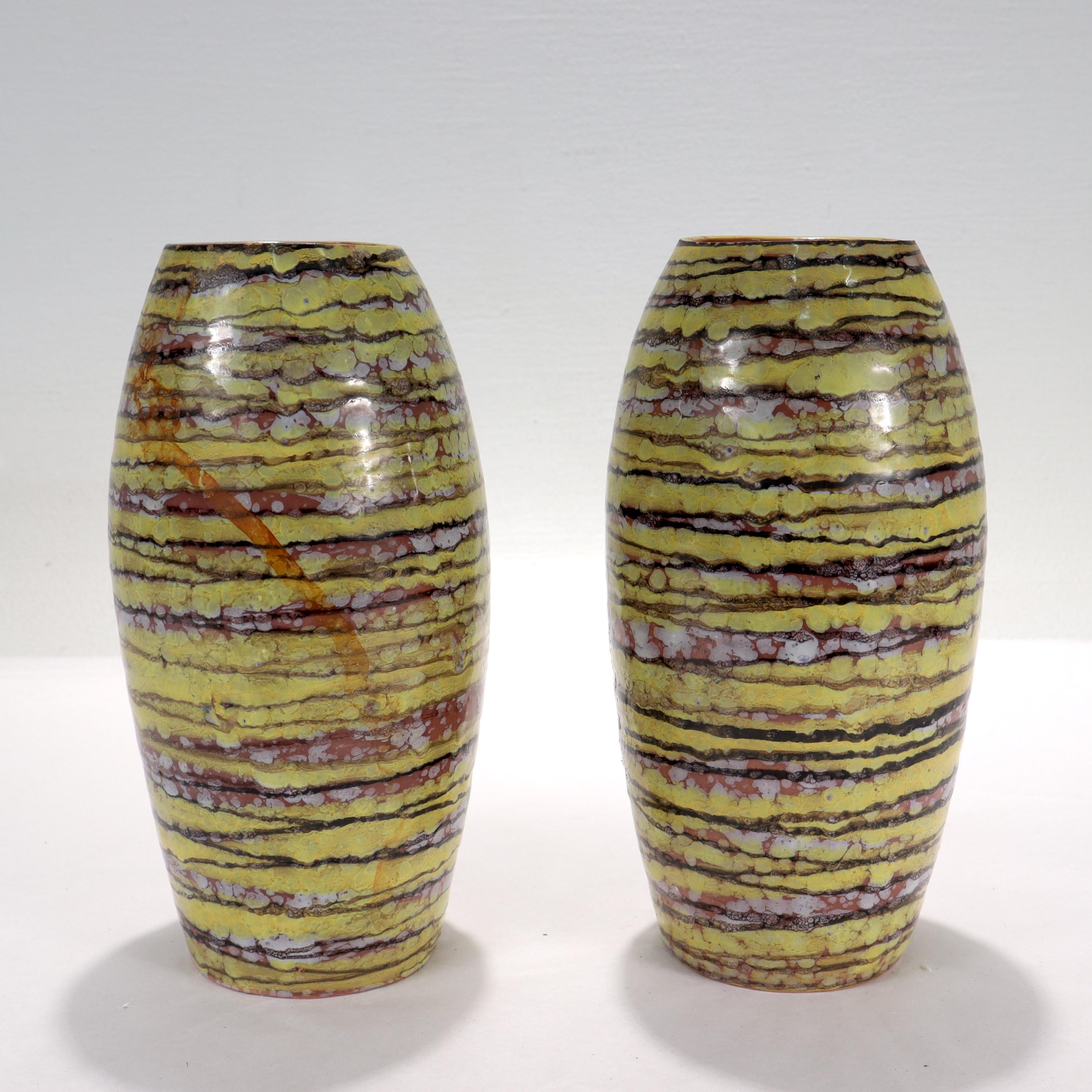 Terre cuite Paire de vases italiens en poterie de terre cuite à rayures, de style moderne du milieu du siècle dernier  en vente