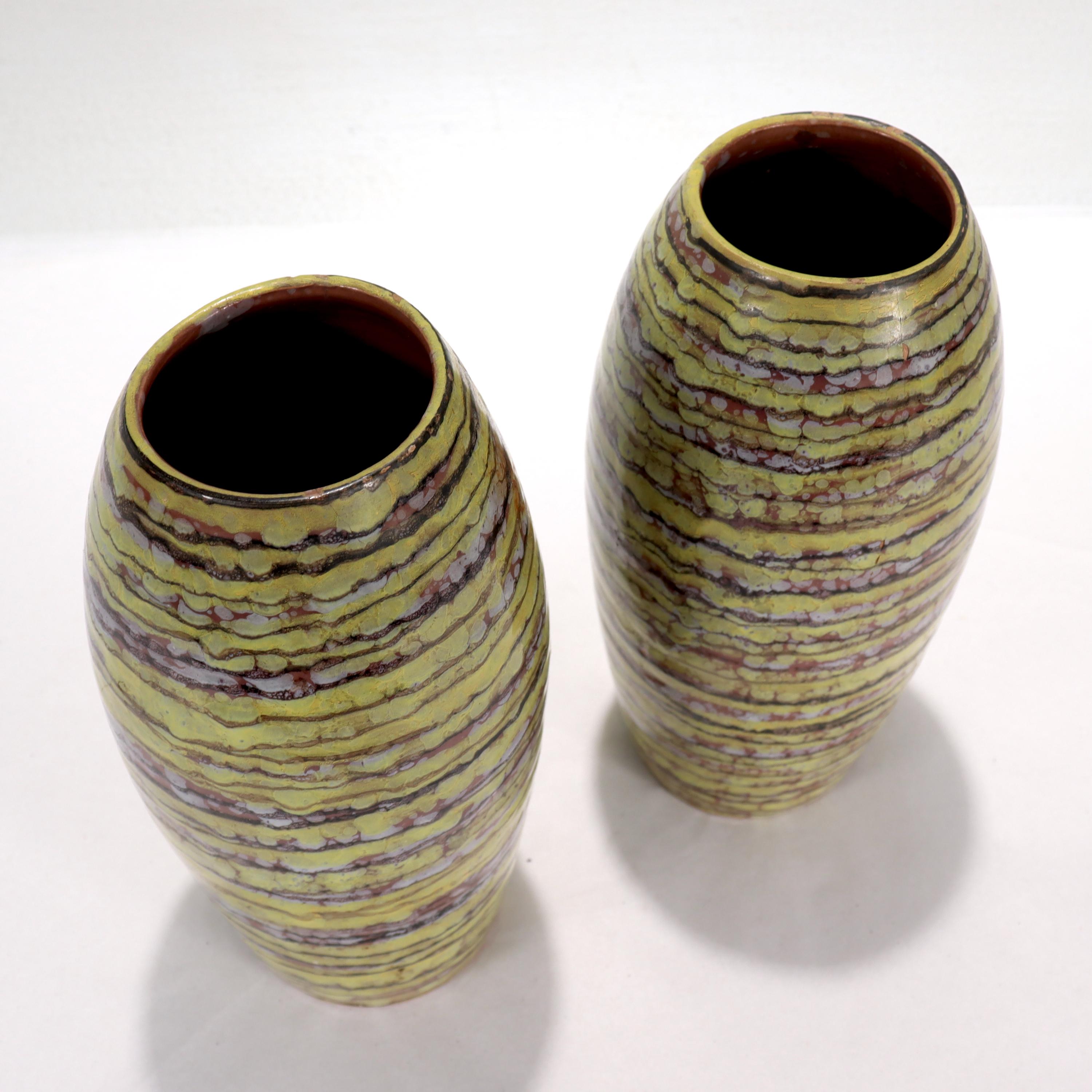 Paire de vases italiens en poterie de terre cuite à rayures, de style moderne du milieu du siècle dernier  en vente 2