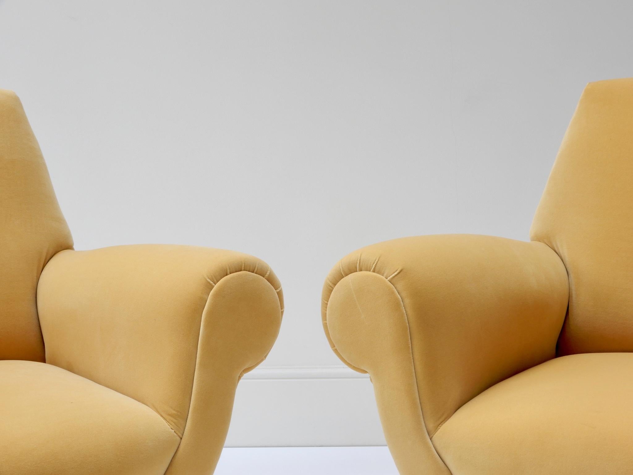 Pair of Italian Mid-Century Modern Style Armchairs in Yellow Velvet In Good Condition In London, GB