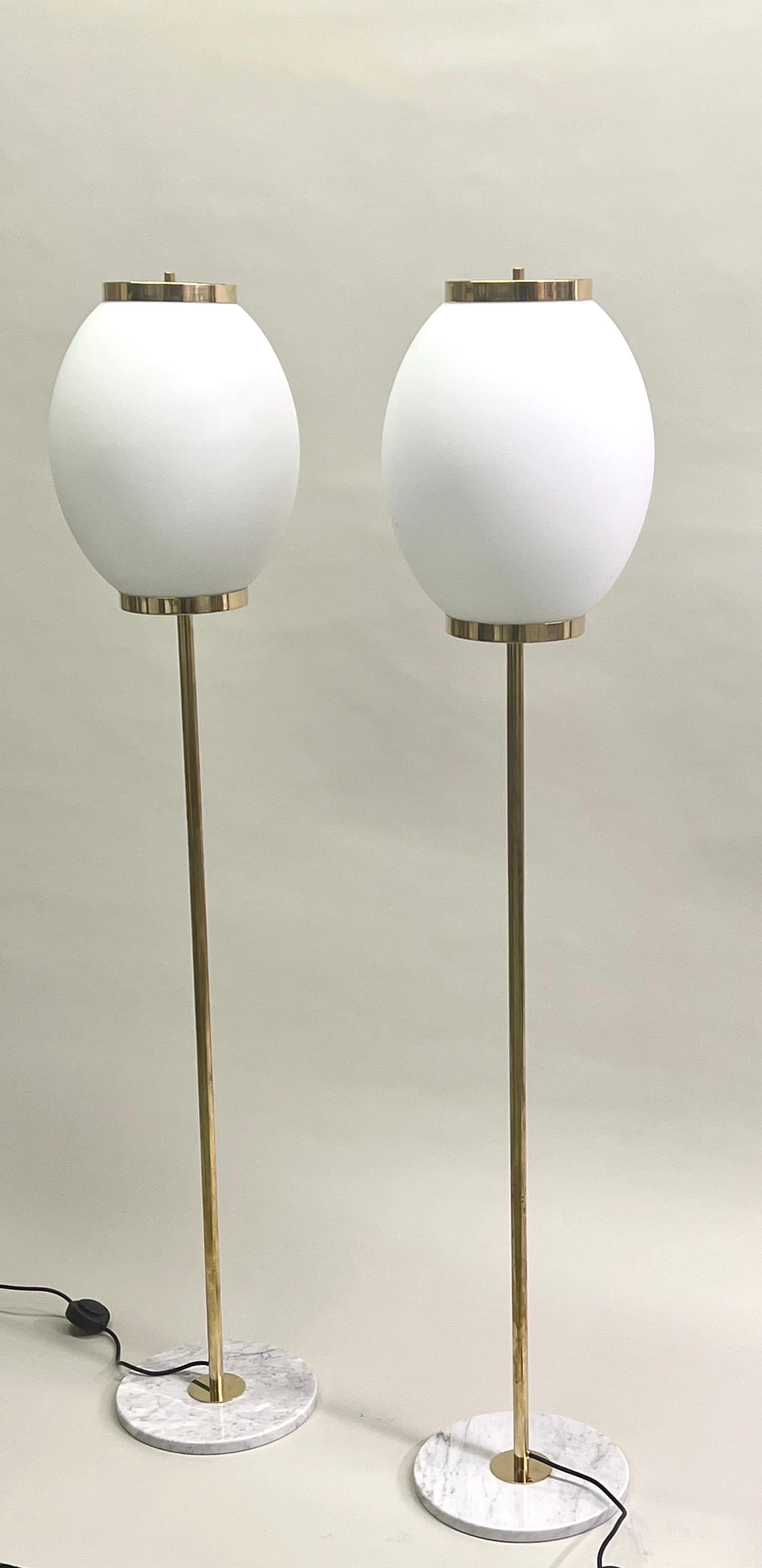 Mid-Century moderno Coppia di lampade da terra italiane in stile metà secolo moderno, Max Ingrand & Fontana Arte in vendita
