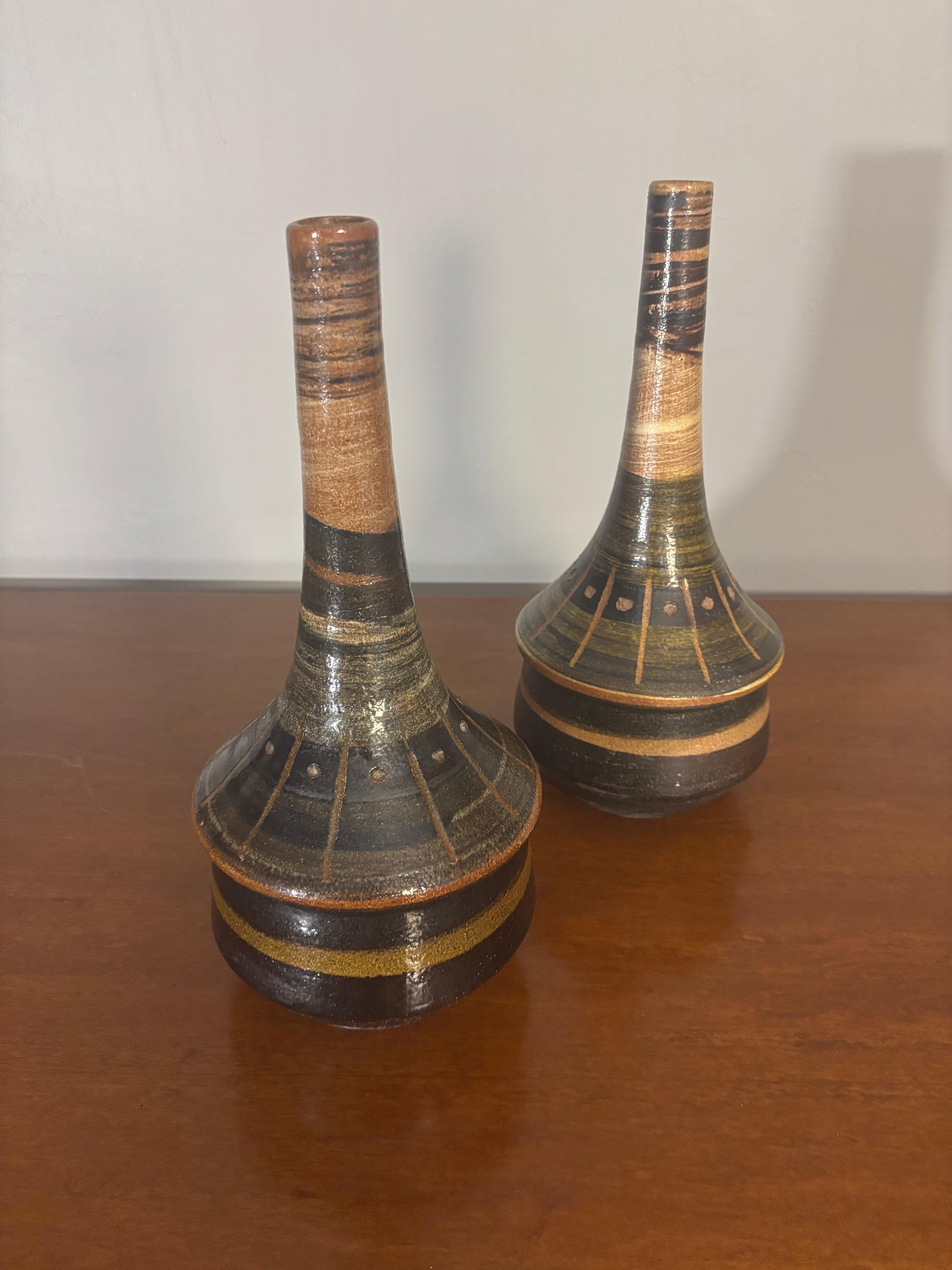 Raffinata coppia di vasi in terracotta italiani della metà del secolo scorso. 

Realizzato a mano e firmato Ceramica Fontana Siena

Entrambi i vasi hanno le stesse dimensioni, ma hanno finiture uniche che si abbinano a una combinazione di colori di