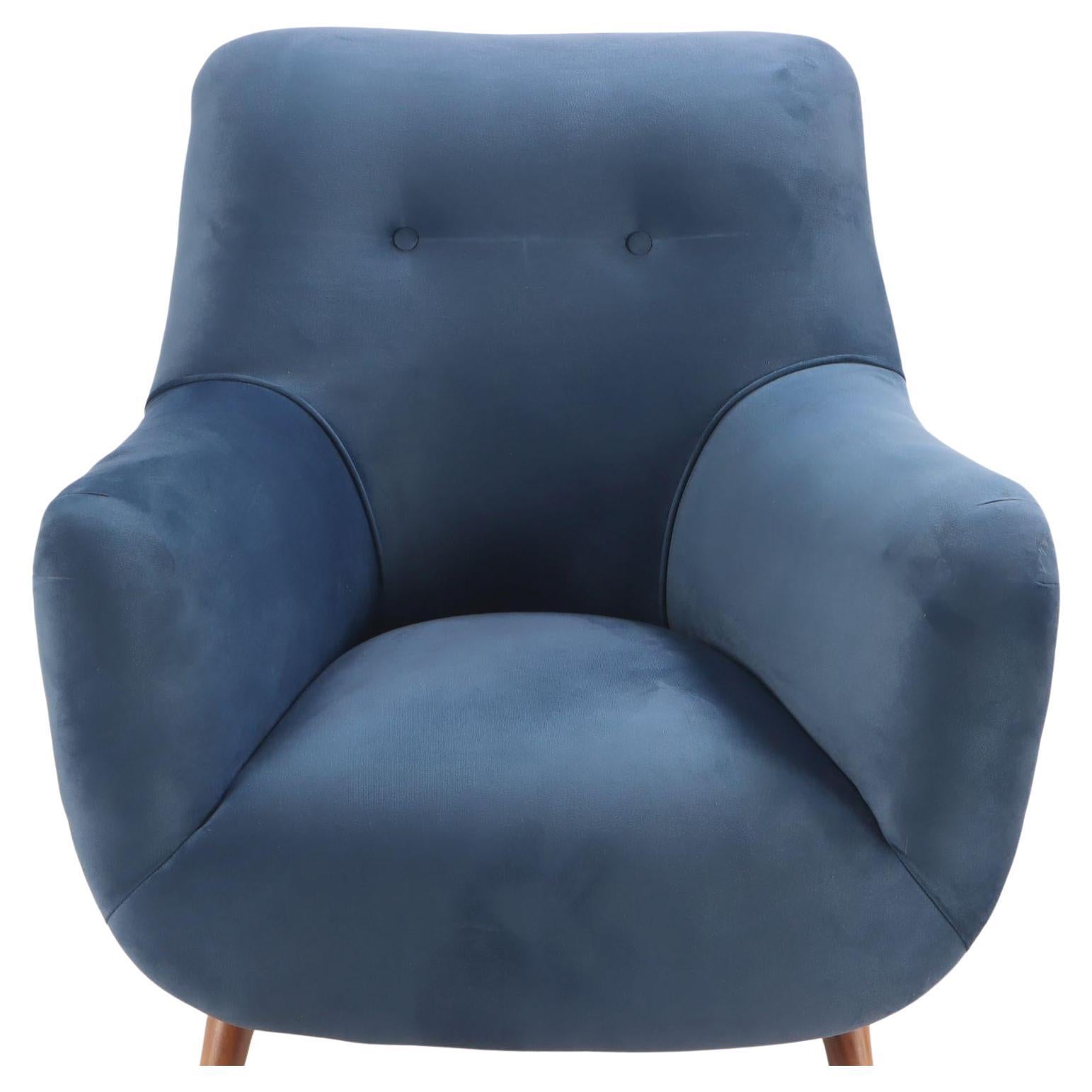 Pair Of Italian Mid-Century Modern Upholstered Club Chairs In Good Condition For Sale In Bradenton, FL
