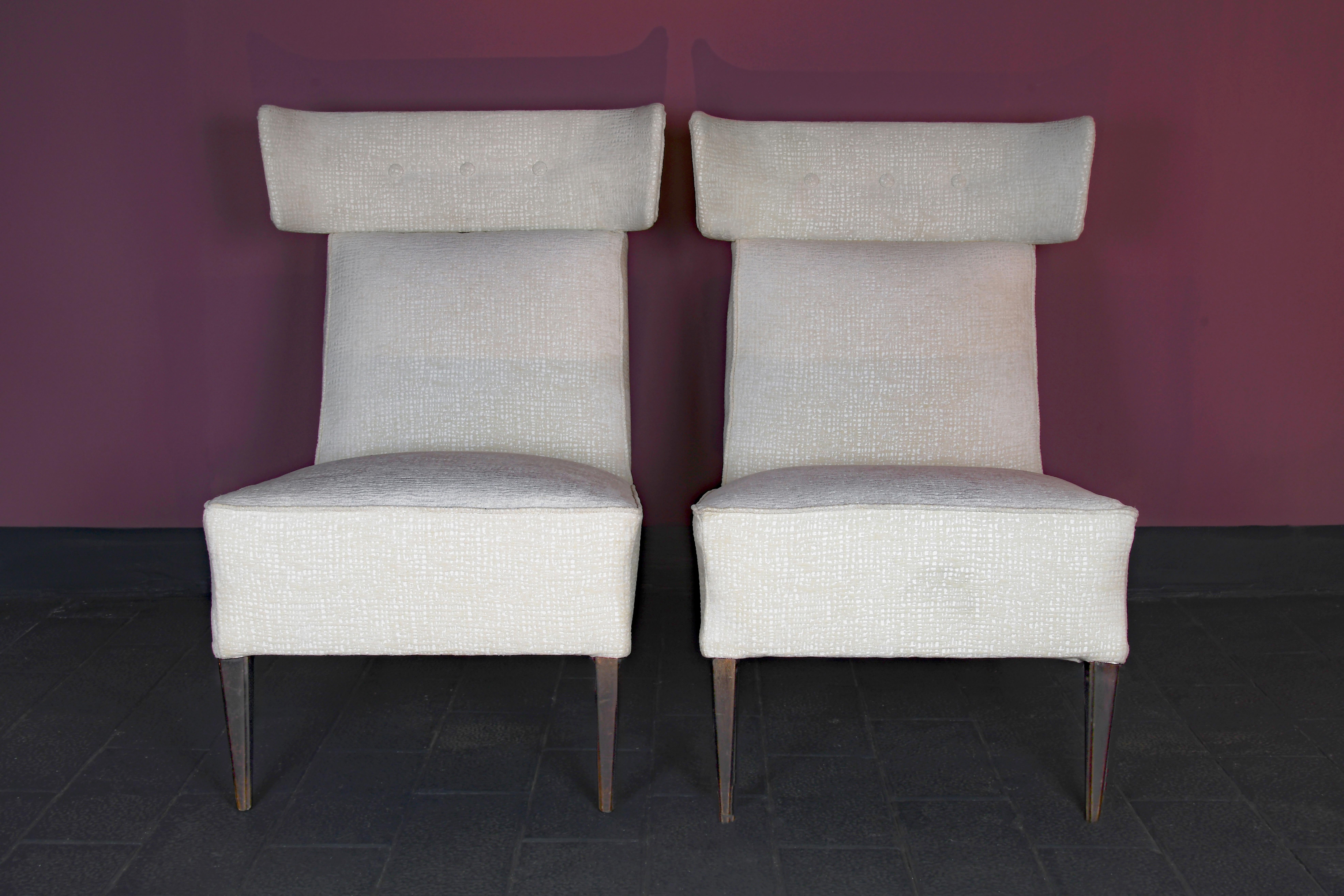 Splendida coppia di sedie Wingback Slipper del Mid-Century Modern, progettate su misura per un appartamento a Torino, Italia. Sono realizzati a mano secondo i più alti standard dell'epoca. I sedili, in particolare, hanno  Molle a 8 vie legate a