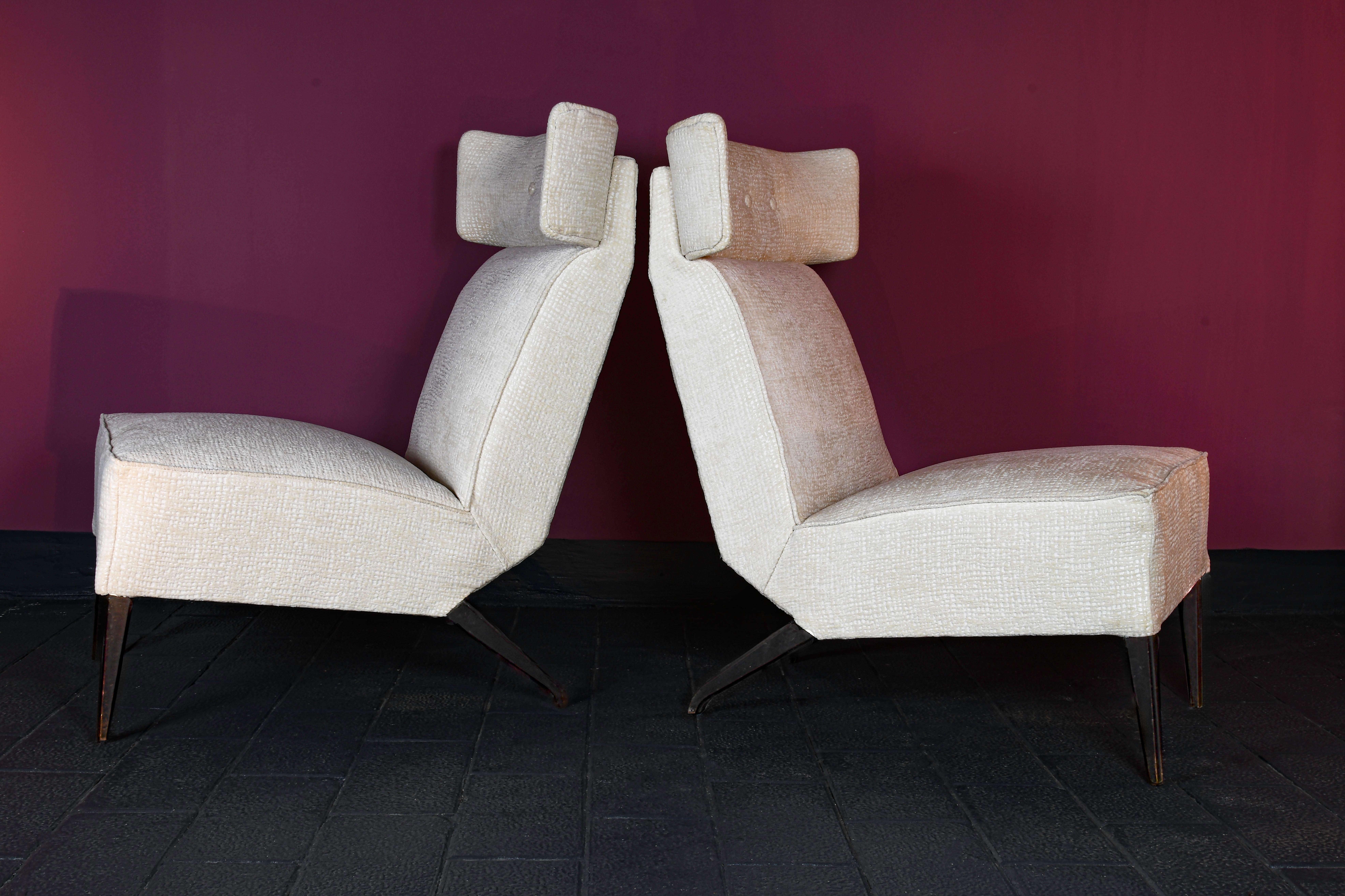 Italiano Coppia di sedie Wingback moderne della metà del secolo scorso in vendita