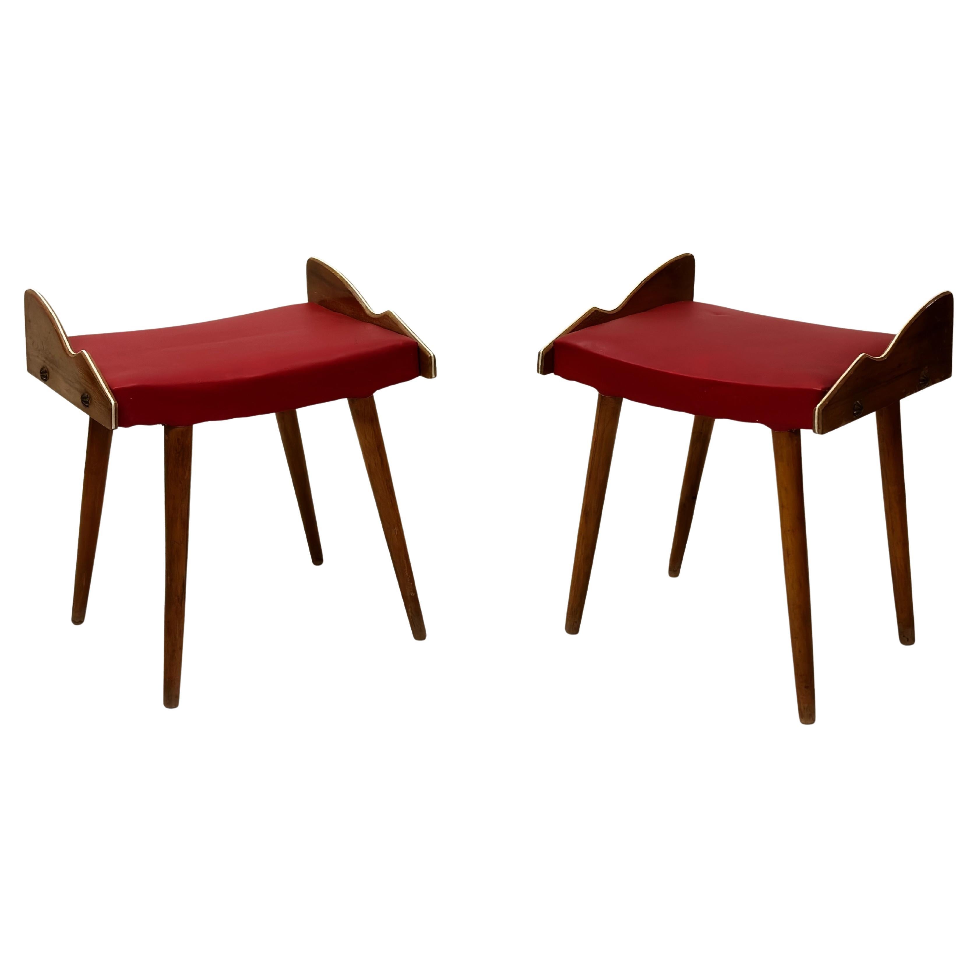 Coppia di panche/sgabelli in legno italiani della metà del secolo scorso attribuiti a Gio Ponti