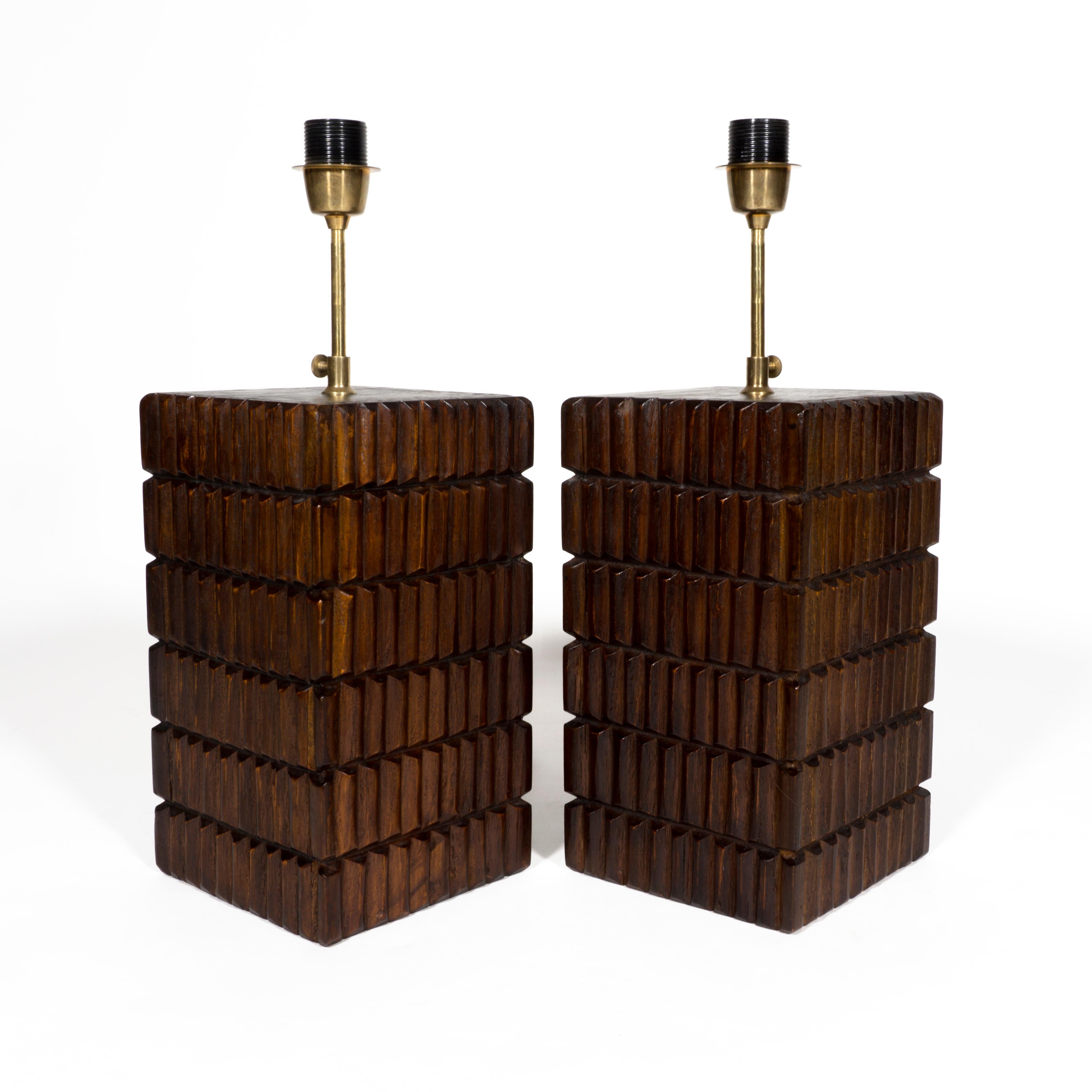 Pair of Italian Mid-Century Modern Wooden Table Lamps with Brass Details In Good Condition For Sale In Regensburg, DE