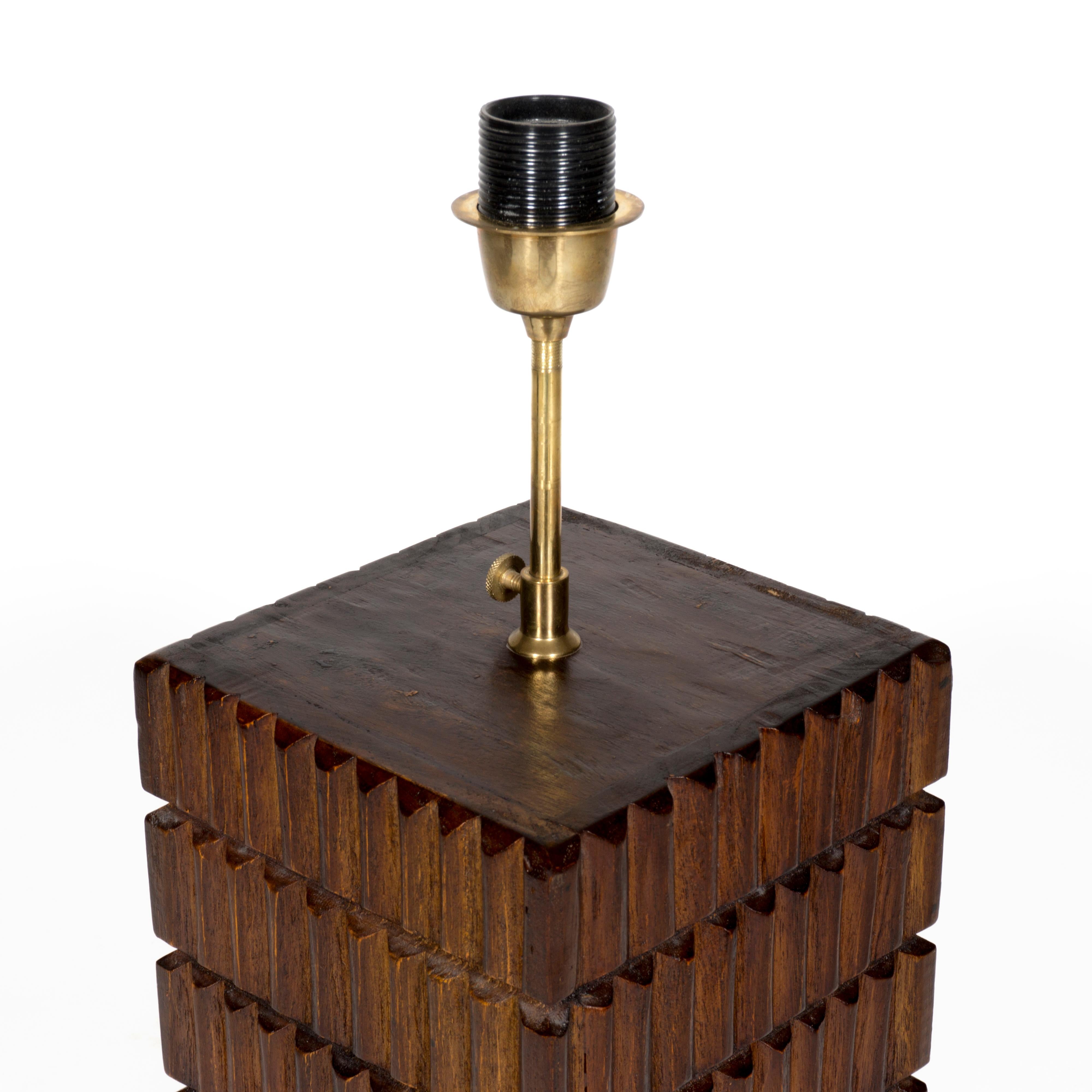 Pair of Italian Mid-Century Modern Wooden Table Lamps with Brass Details For Sale 3