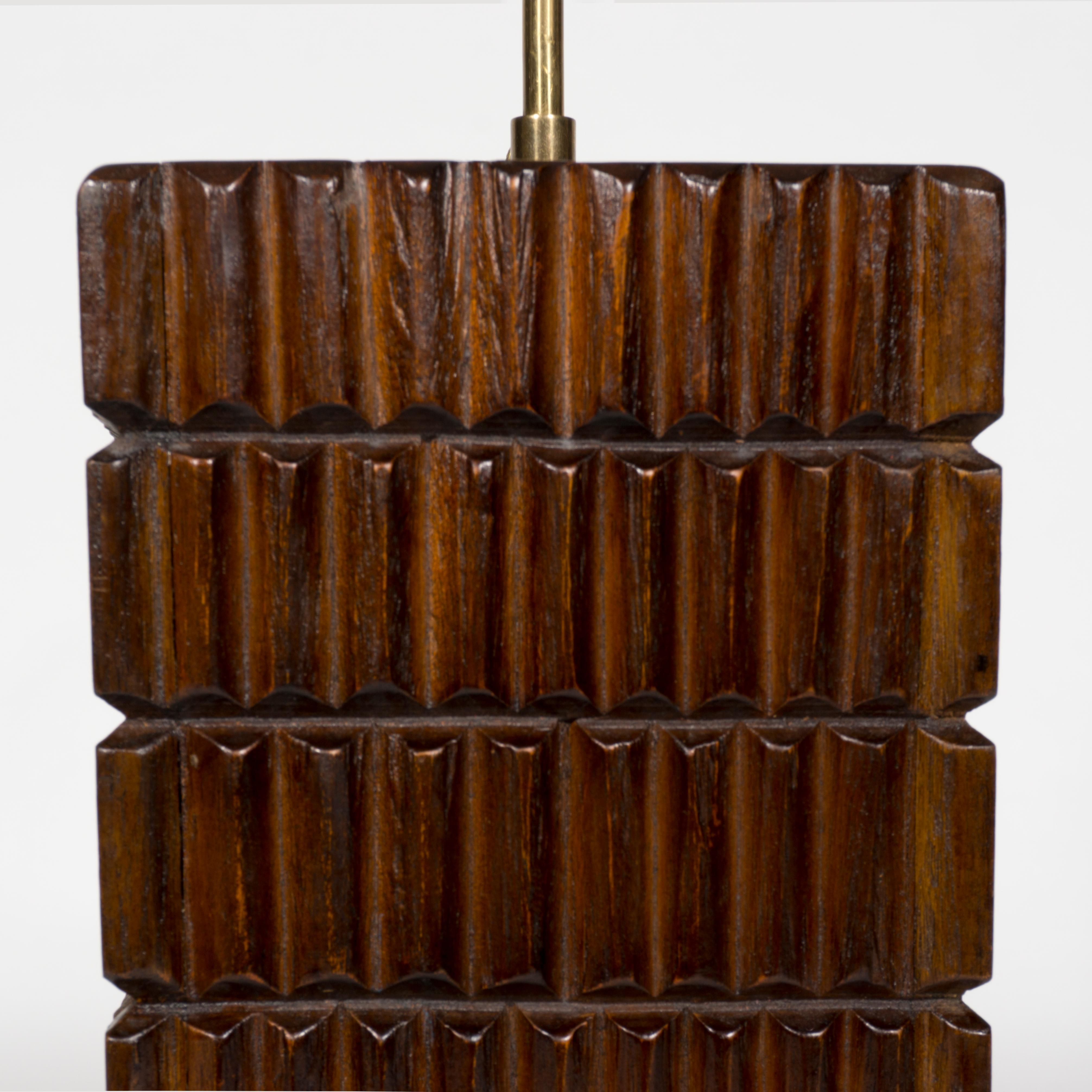 Pair of Italian Mid-Century Modern Wooden Table Lamps with Brass Details For Sale 4