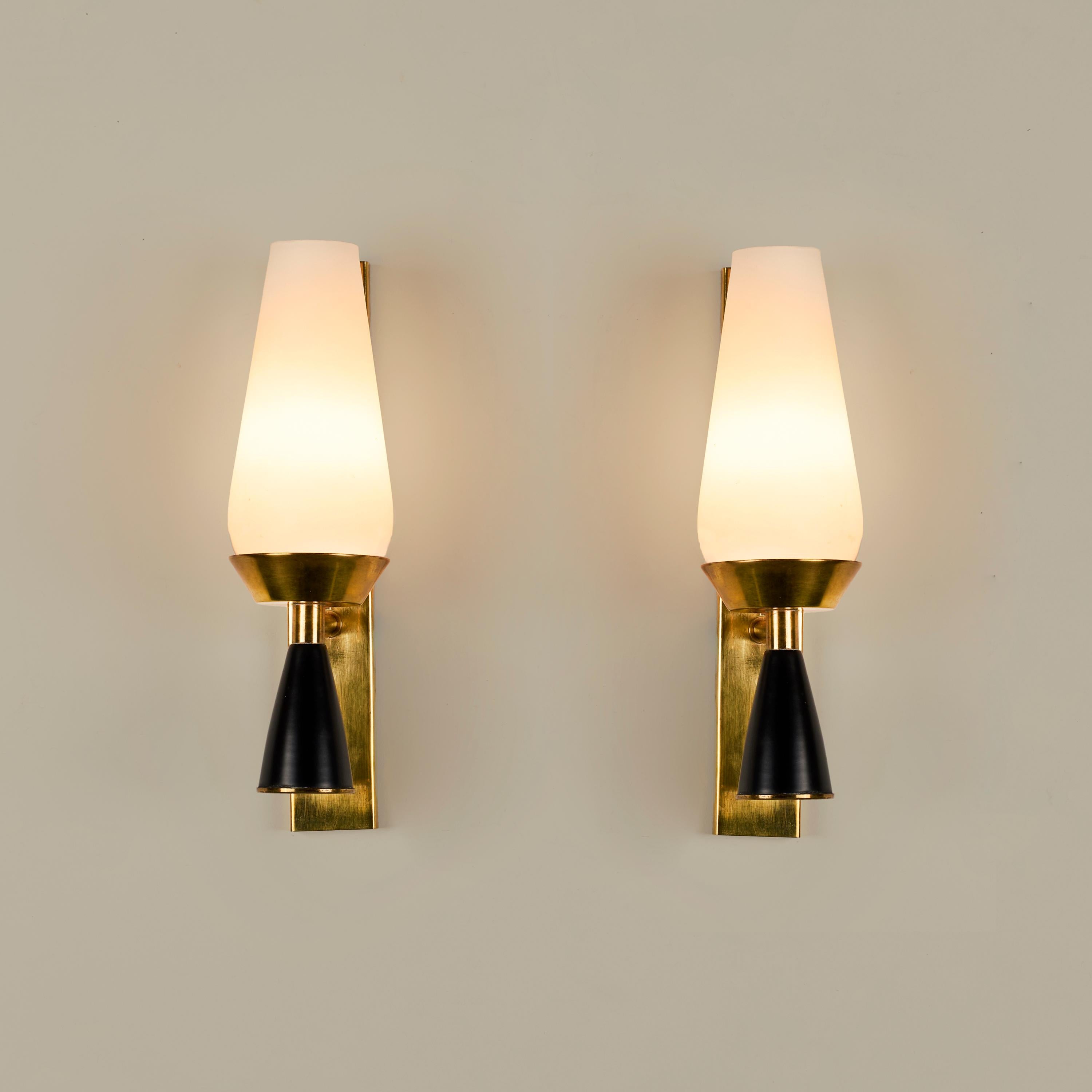 Chic paire d'appliques en forme de cône en verre opalin de Murano avec plaque arrière en laiton et extrémités en métal noir.
