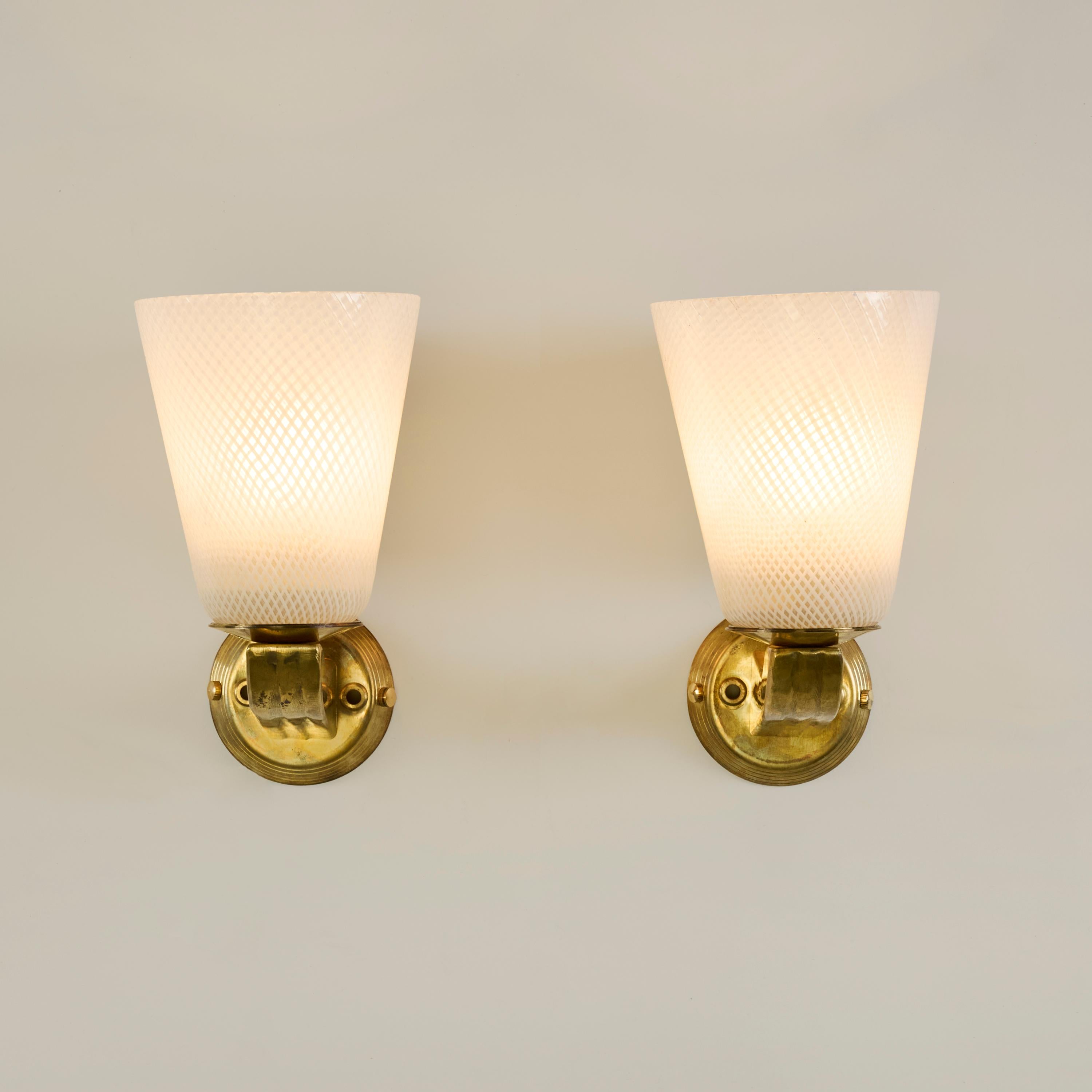 Italiano Coppia di lampade da parete in vetro Reticello a cono e ottone della metà del secolo scorso a Murano in vendita