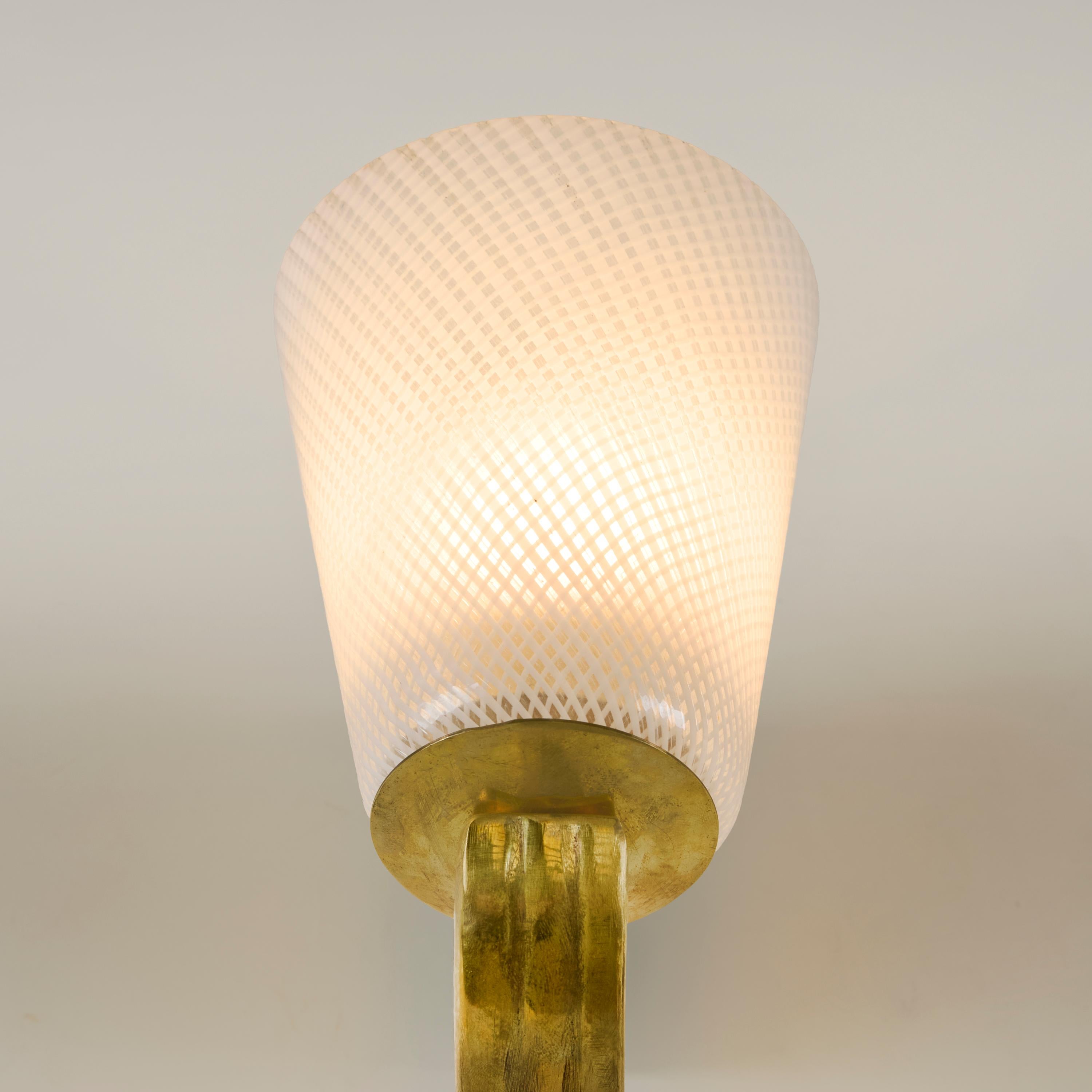 Coppia di lampade da parete in vetro Reticello a cono e ottone della metà del secolo scorso a Murano In condizioni buone in vendita a London, GB