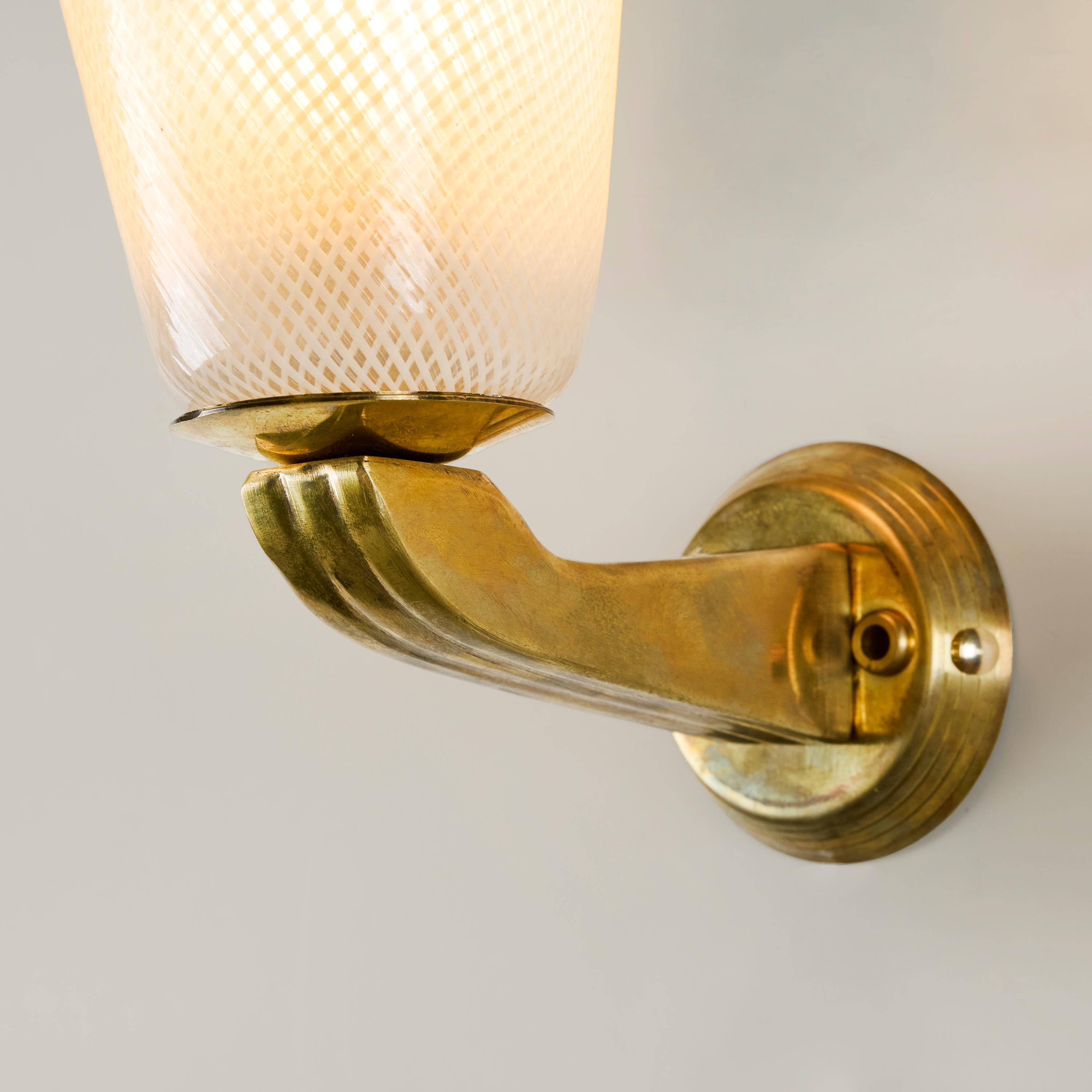 Metà XX secolo Coppia di lampade da parete in vetro Reticello a cono e ottone della metà del secolo scorso a Murano in vendita