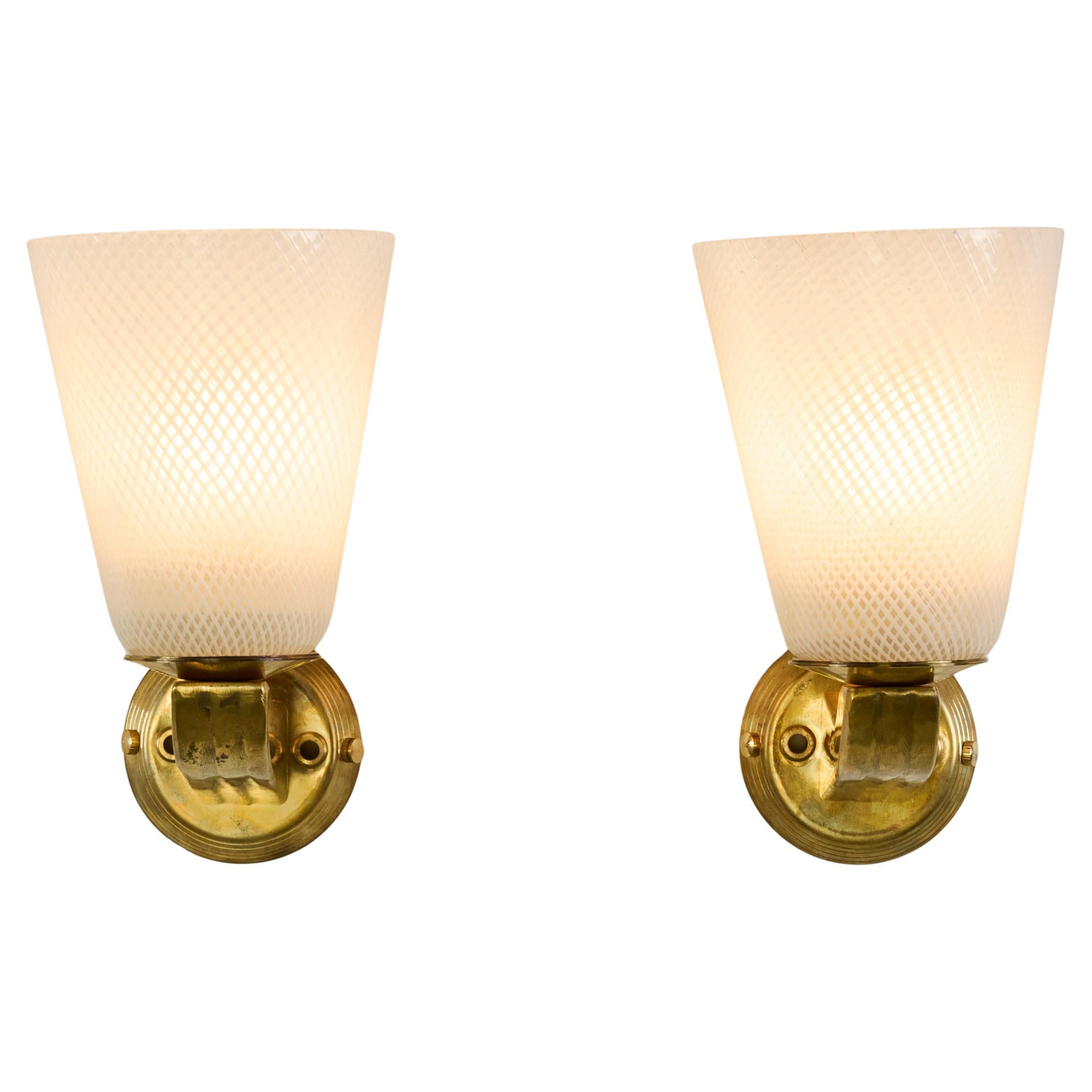 Coppia di lampade da parete in vetro Reticello a cono e ottone della metà del secolo scorso a Murano in vendita 1
