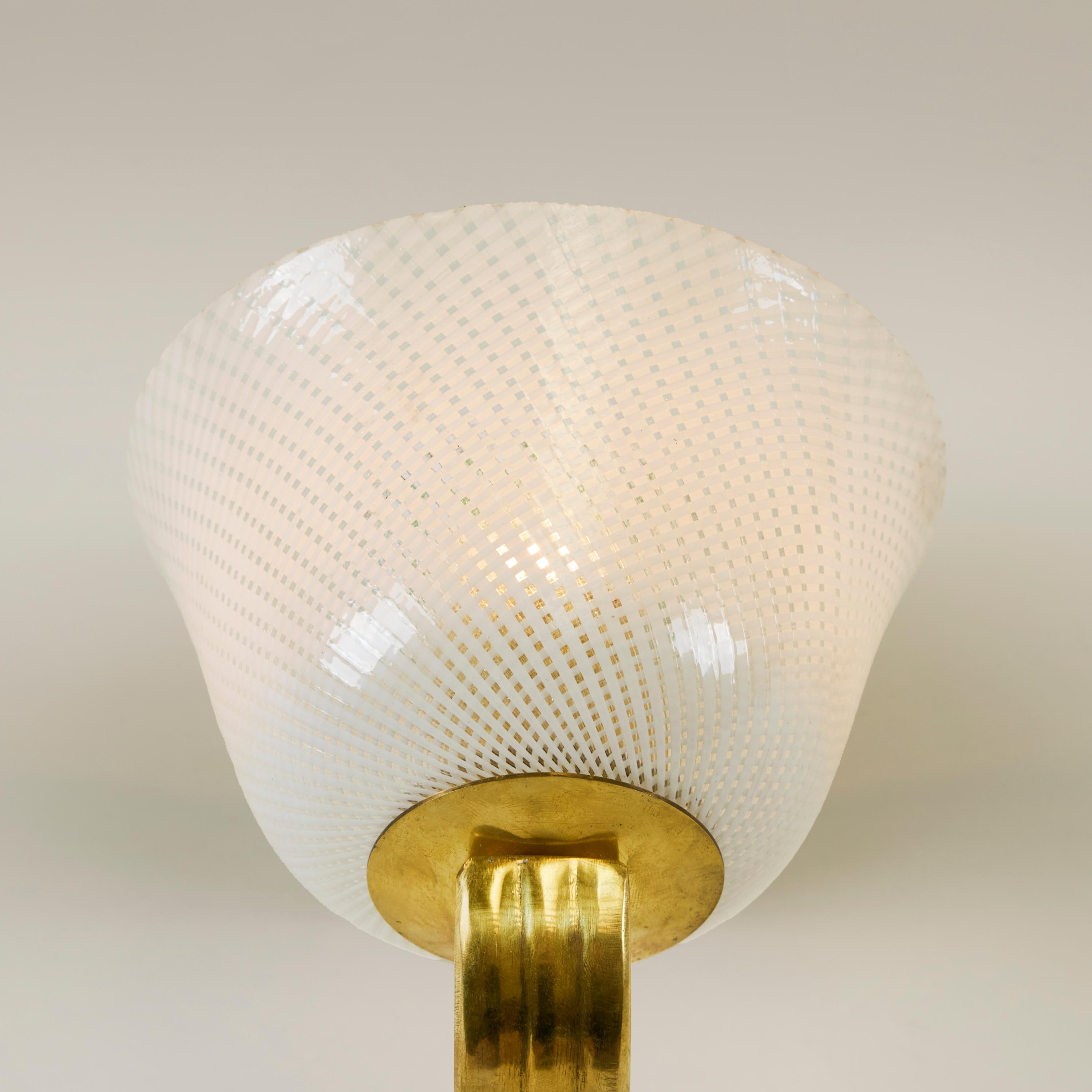 Coppia di applique in vetro Reticello di Murano e ottone della metà del secolo scorso In condizioni buone in vendita a London, GB