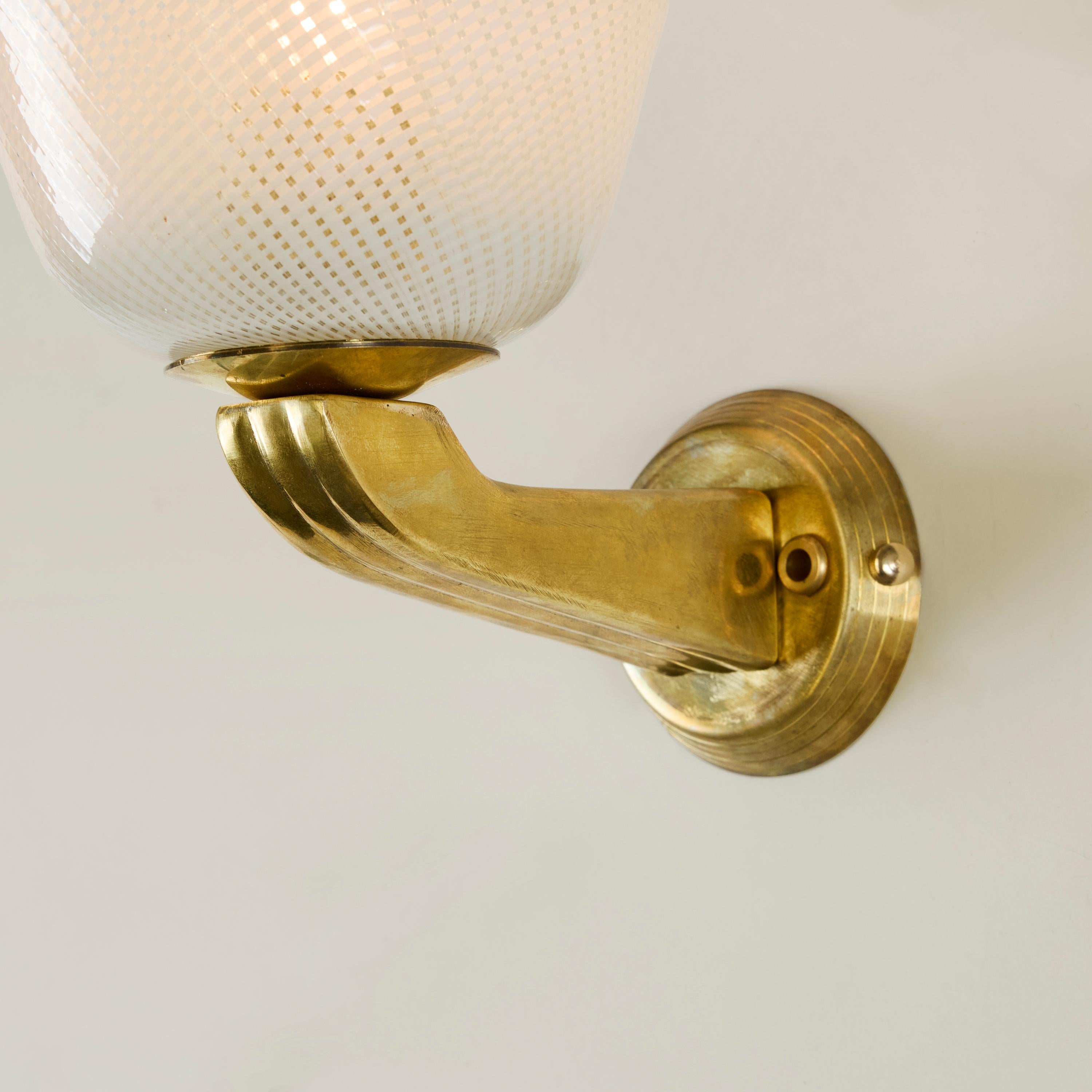 Metà XX secolo Coppia di applique in vetro Reticello di Murano e ottone della metà del secolo scorso in vendita