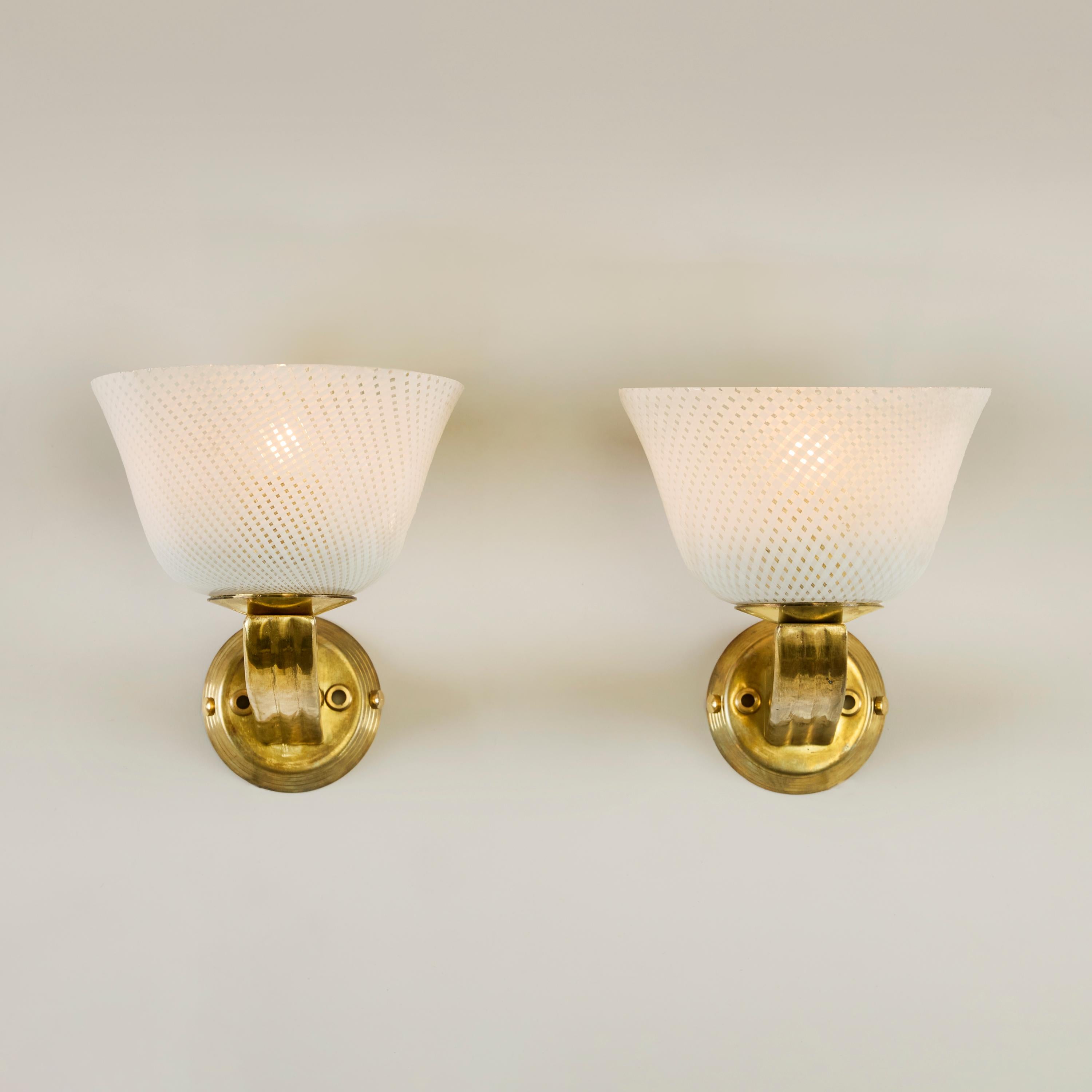 Ottone Coppia di applique in vetro Reticello di Murano e ottone della metà del secolo scorso in vendita