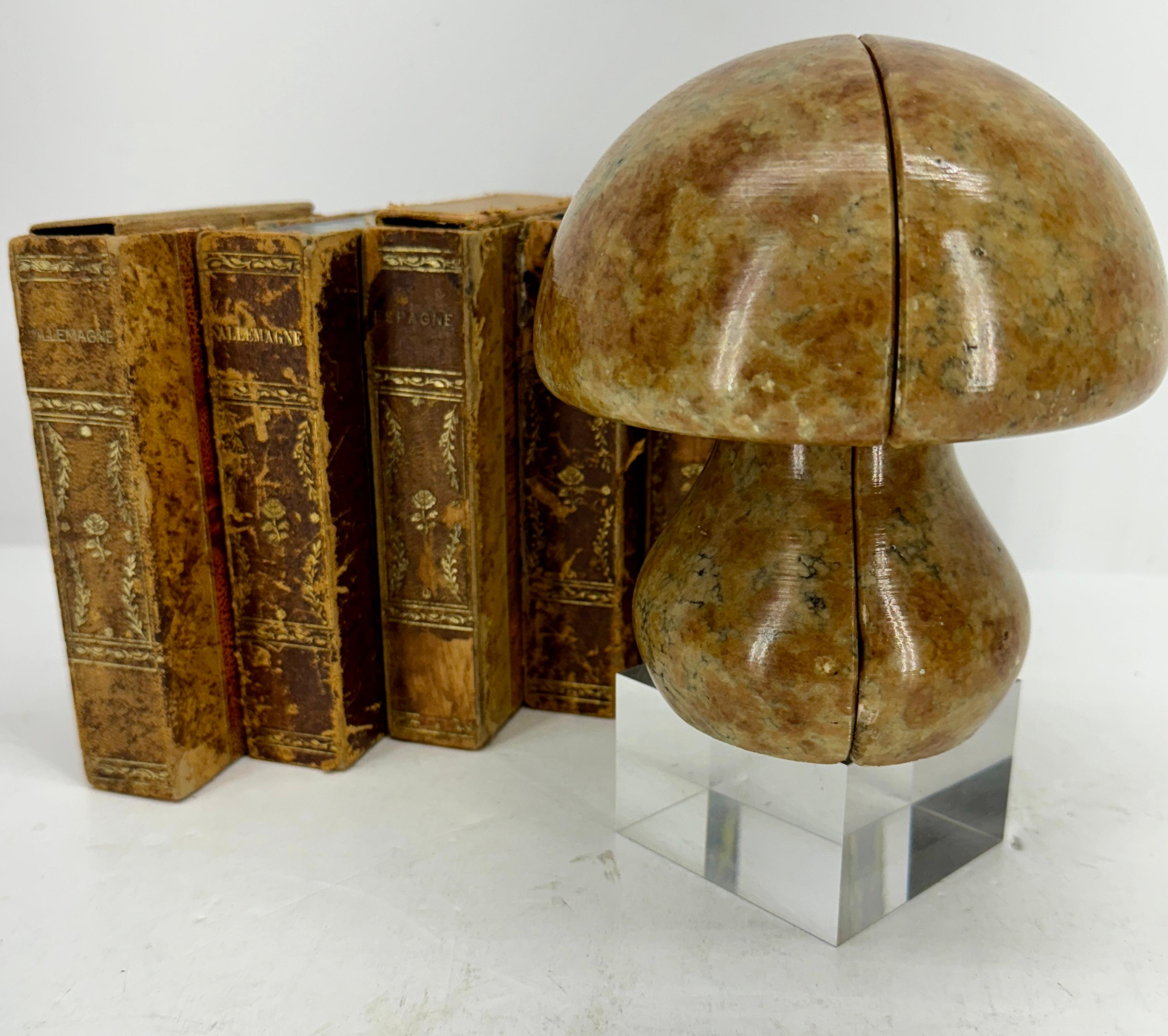 Hand-Crafted Pair of Italian Mid-Century Mushroom Alabaster Bookends Sculptures For Sale