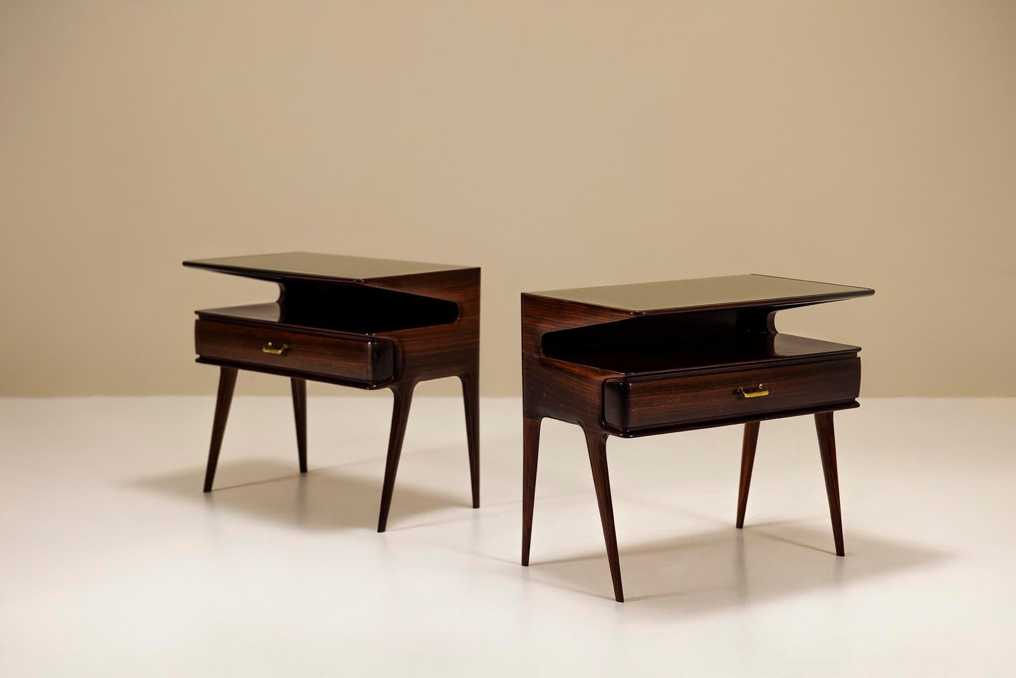 Le design de cette époque travaillait souvent dans la retenue et le mouvement. Ces tables de nuit italiennes vintage, produites vers la fin des années 1950 ou le début des années 1960, incarnent ce rythme, combinant des pieds sculpturaux, des