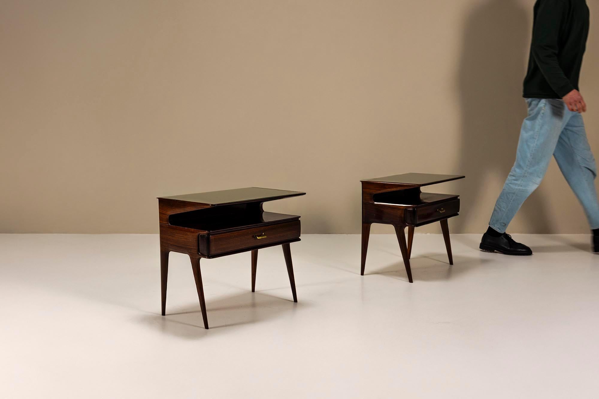Mid-Century Modern Paire de tables de nuit italiennes du milieu du siècle avec plateau en verre en vente