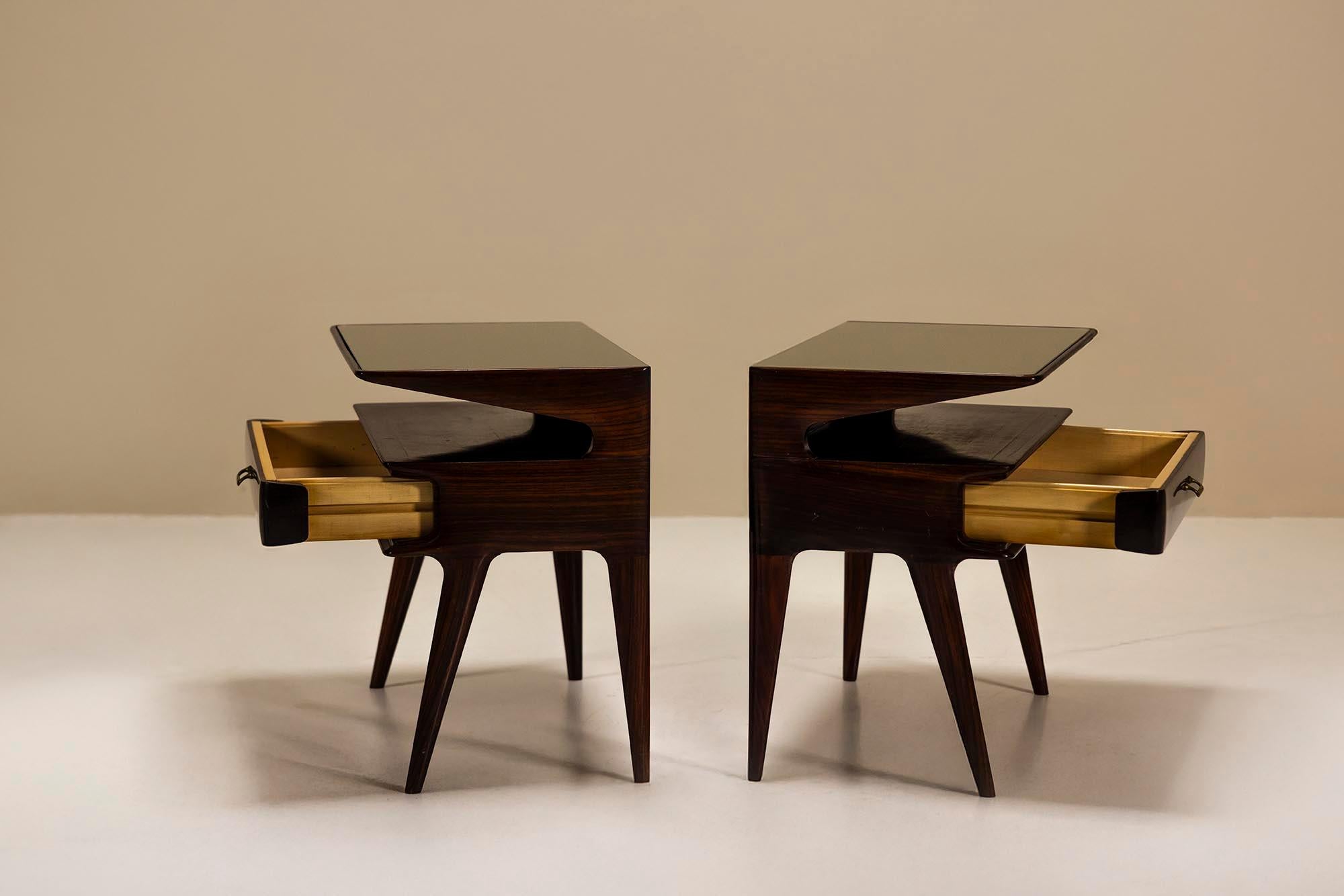 Placage Paire de tables de nuit italiennes du milieu du siècle avec plateau en verre en vente