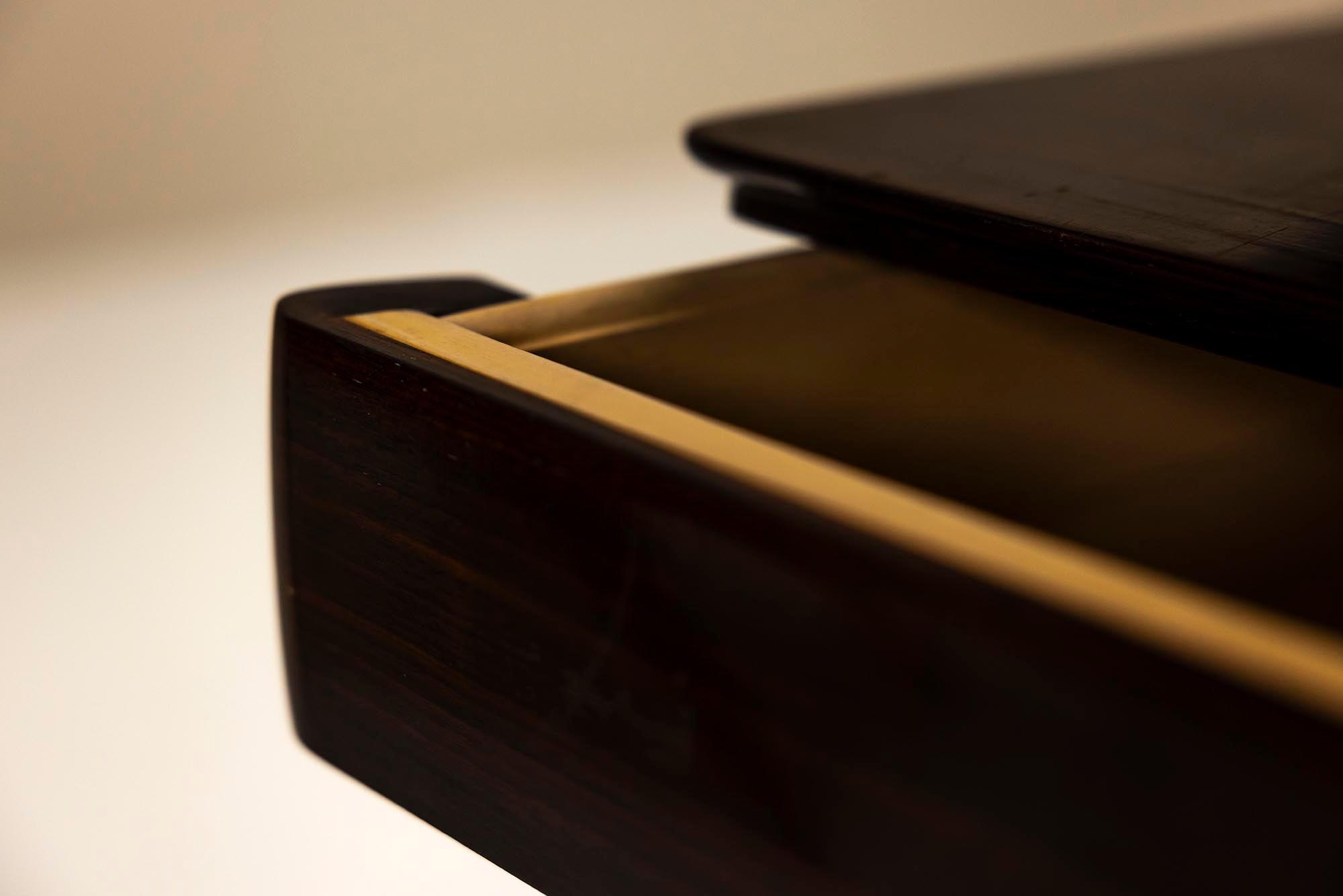 Milieu du XXe siècle Paire de tables de nuit italiennes du milieu du siècle avec plateau en verre en vente