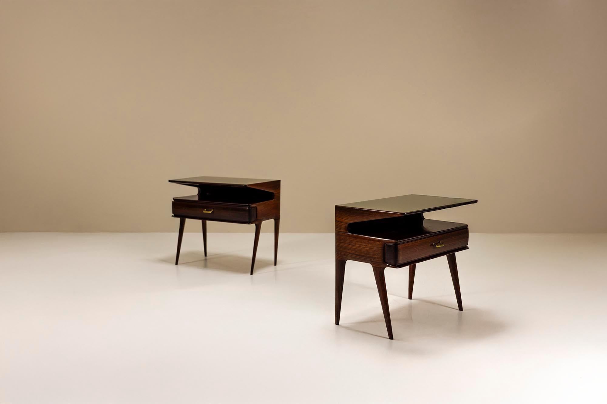 Paire de tables de nuit italiennes du milieu du siècle avec plateau en verre en vente 1