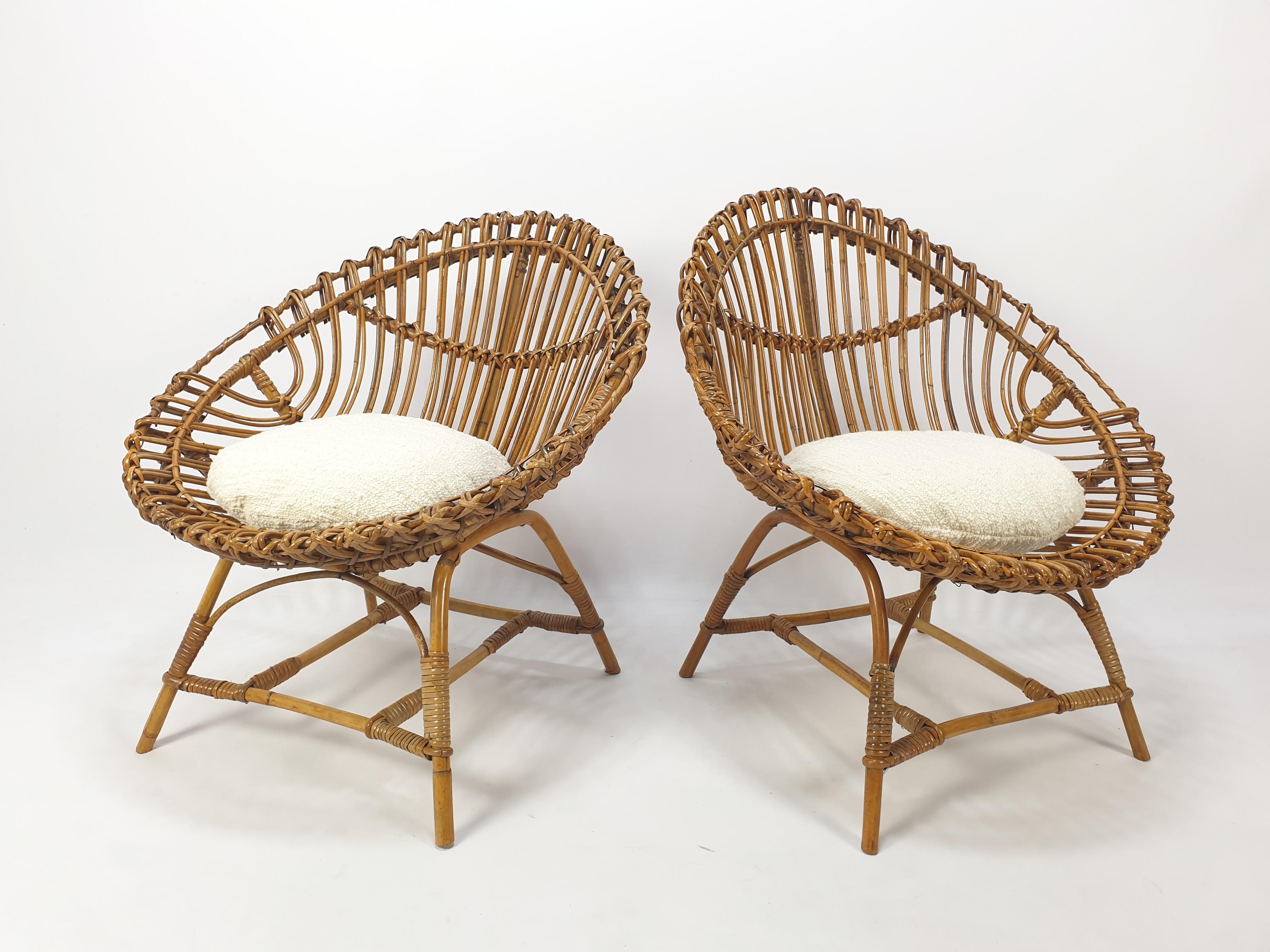 Pair of Italian Midcentury rattan and bamboo lounge chairs in the manner of Franco Albini, 1960's. Very elegant shapes made with the ultimate handcraft. The new cushions are upholstered with lovely Dedar fabric (Italy). The set is in very good