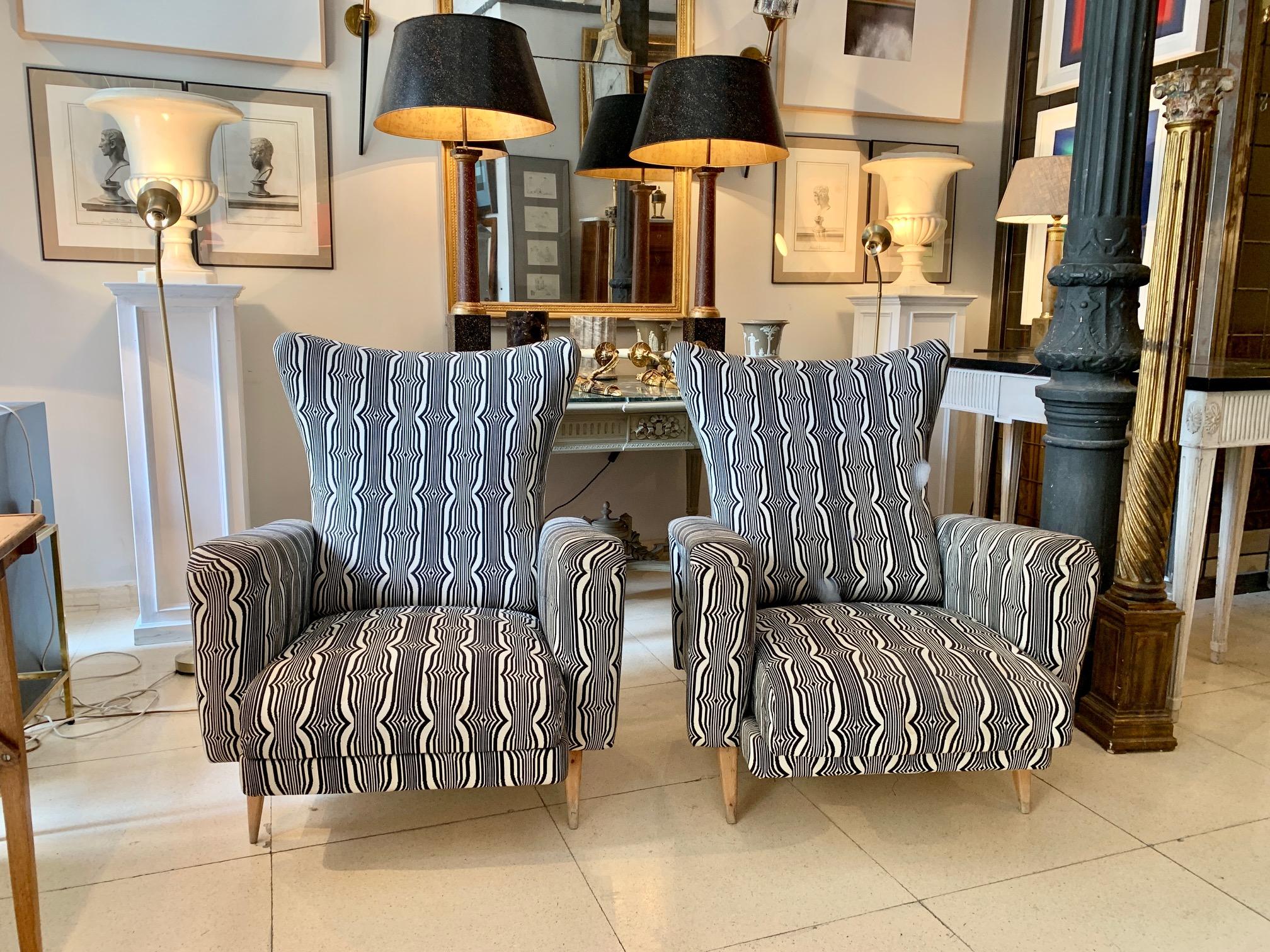 Pair of reclining Italian armchairs, in the style of Gio Ponti, circa 1950. The structure is metallic and its legs are in beech wood, its reclining position only requires pressure to extend, reupholstered five years ago.