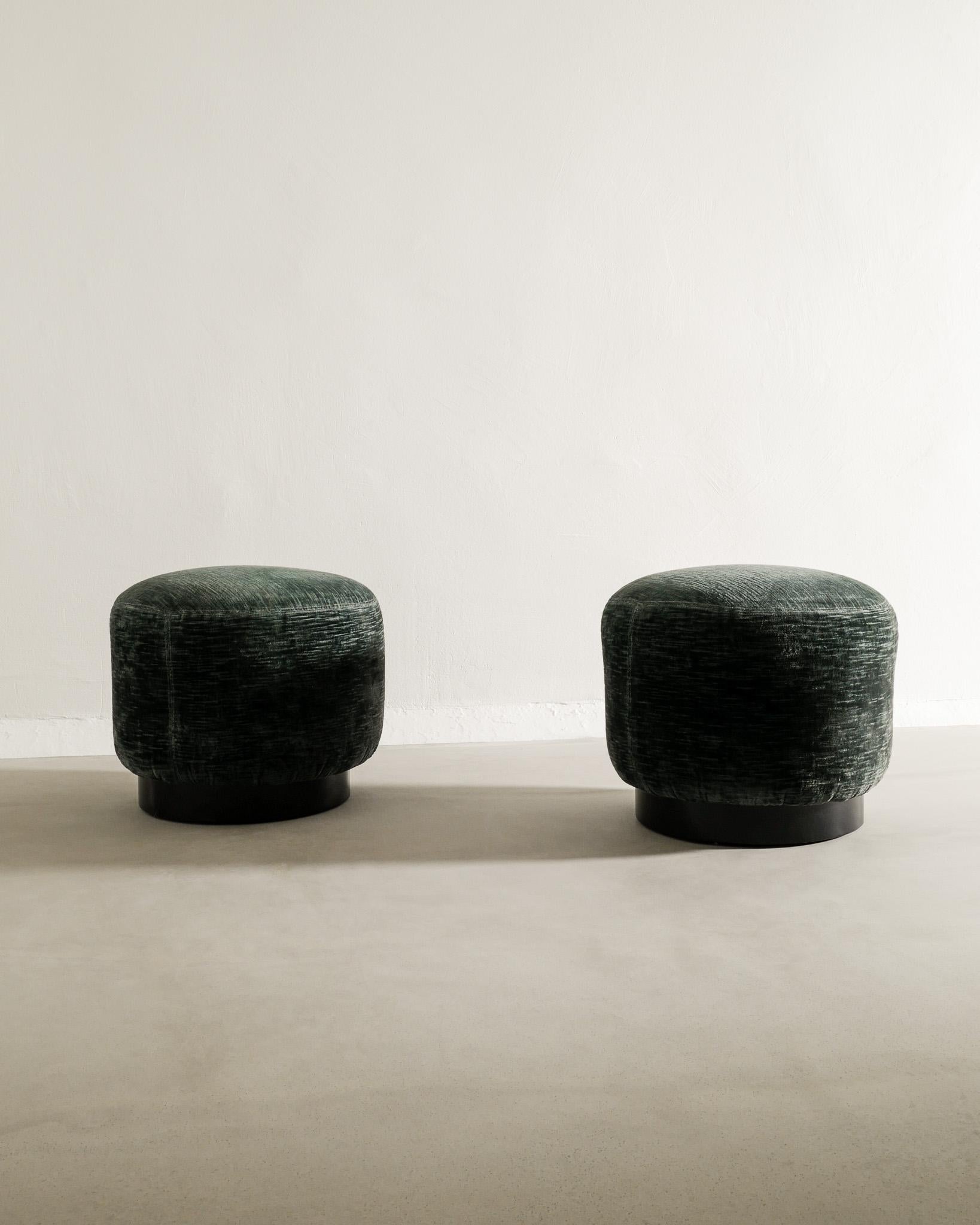 Rare pair of round Italian mid century poufs / foot stools in green original velvet with black lacquered base. In good condition. 

Dimensions: H: 40 cm / 15.75