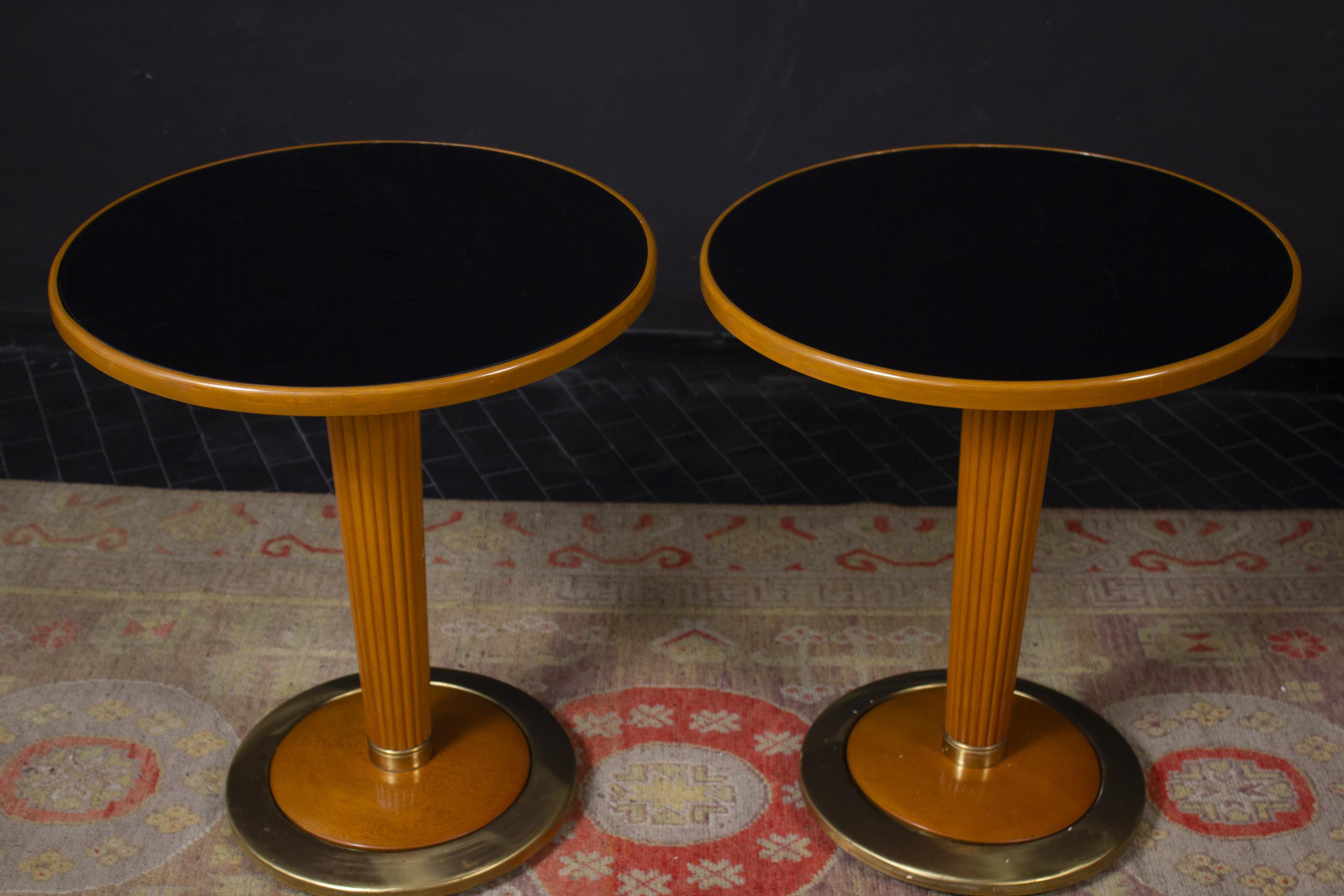 Pair of fine Italian midcentury side tables/ end tables / occasional tables, in beech wood and brass. Black mirror top.
 