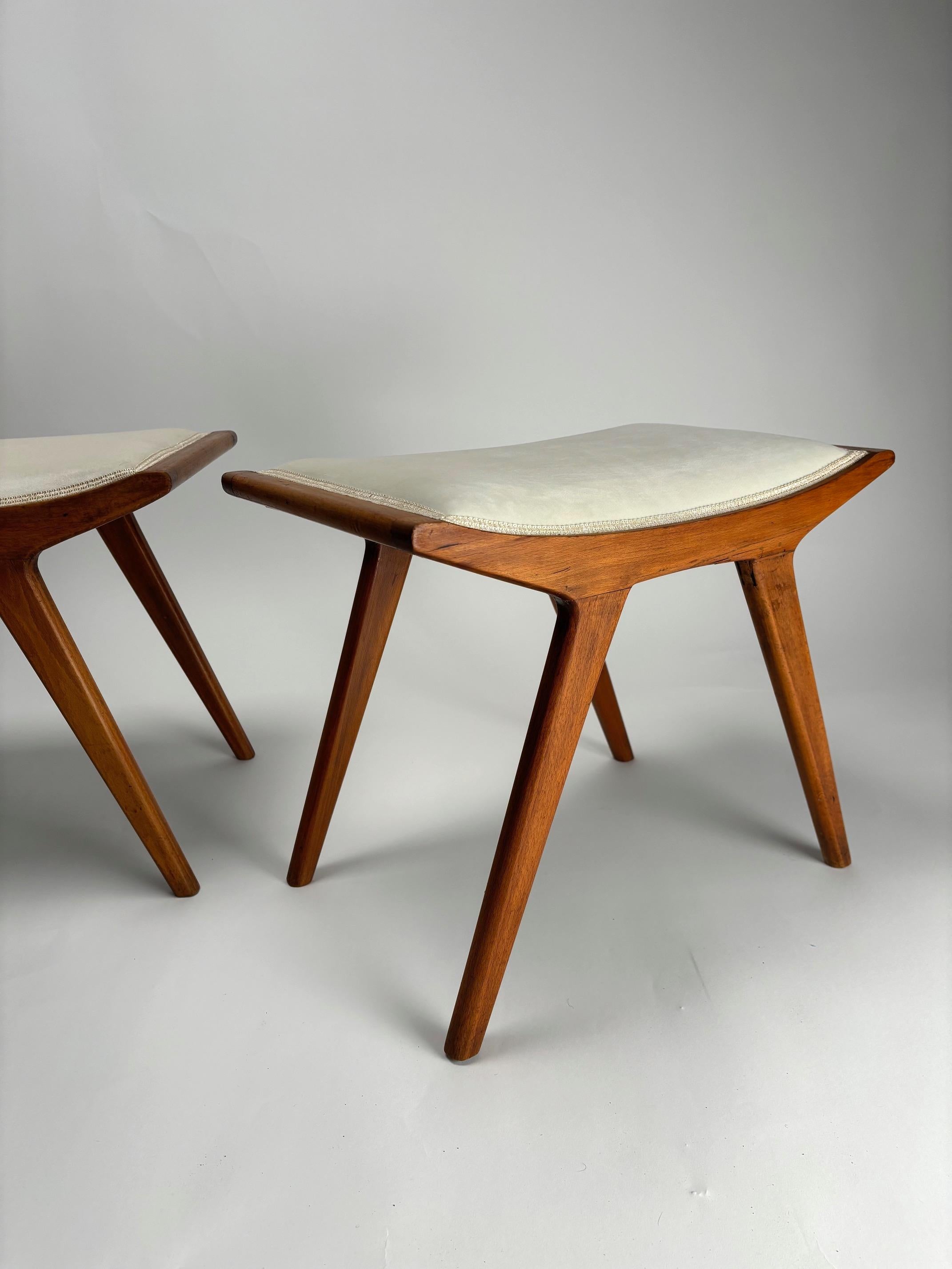 Paar italienische Hocker aus der Mitte des Jahrhunderts im Stil von Paolo Buffa, Italien, 1950er Jahre im Angebot 4