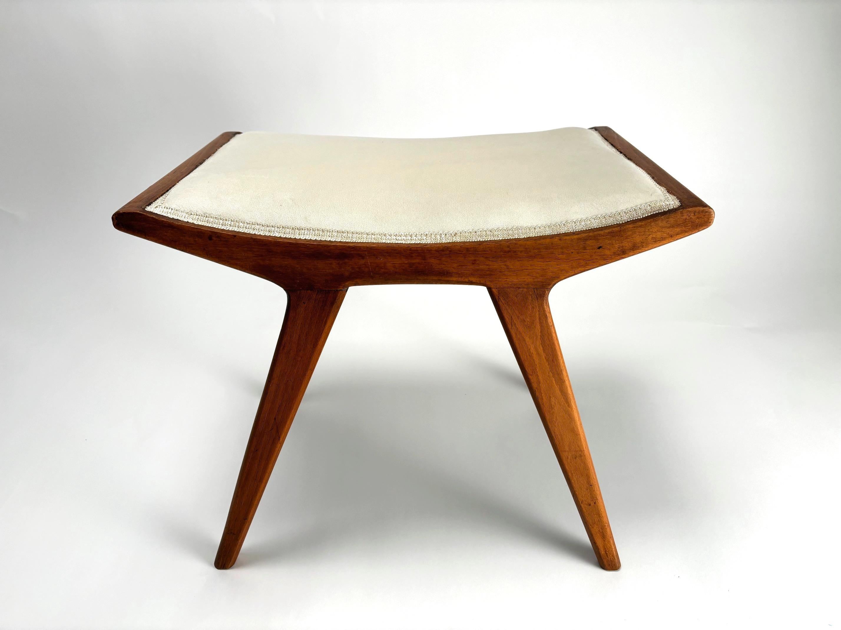 Paar wichtige Mid Century Hocker aus Massivholz und Bouclé-Stoff im Stil von Paolo Buffa 
Die Hocker haben elegante und originelle Linien.
Sie wurden kürzlich neu gepolstert und das Holz neu poliert und sind nun einsatzbereit. 
es gibt kleine