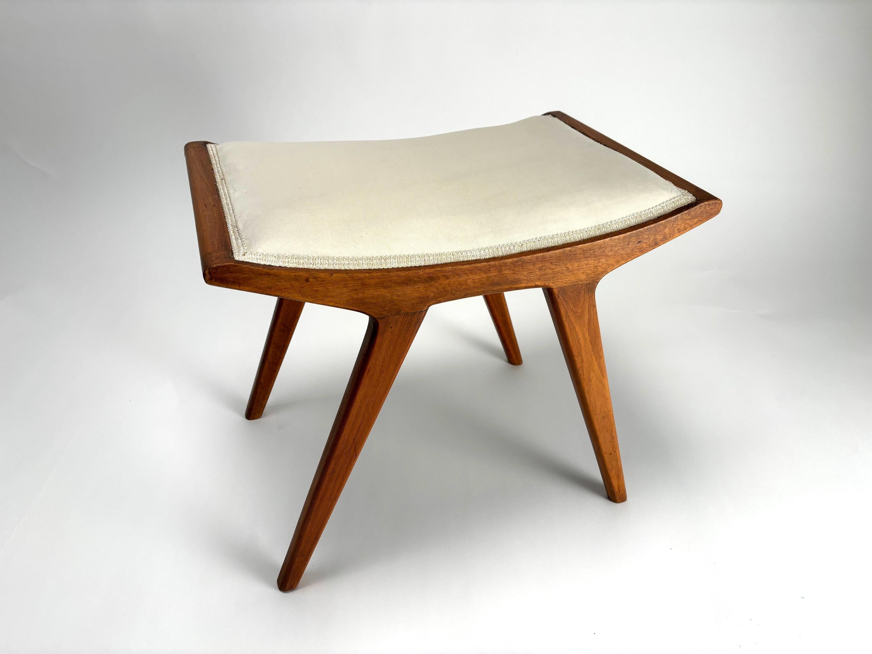 Paar italienische Hocker aus der Mitte des Jahrhunderts im Stil von Paolo Buffa, Italien, 1950er Jahre (Moderne der Mitte des Jahrhunderts) im Angebot