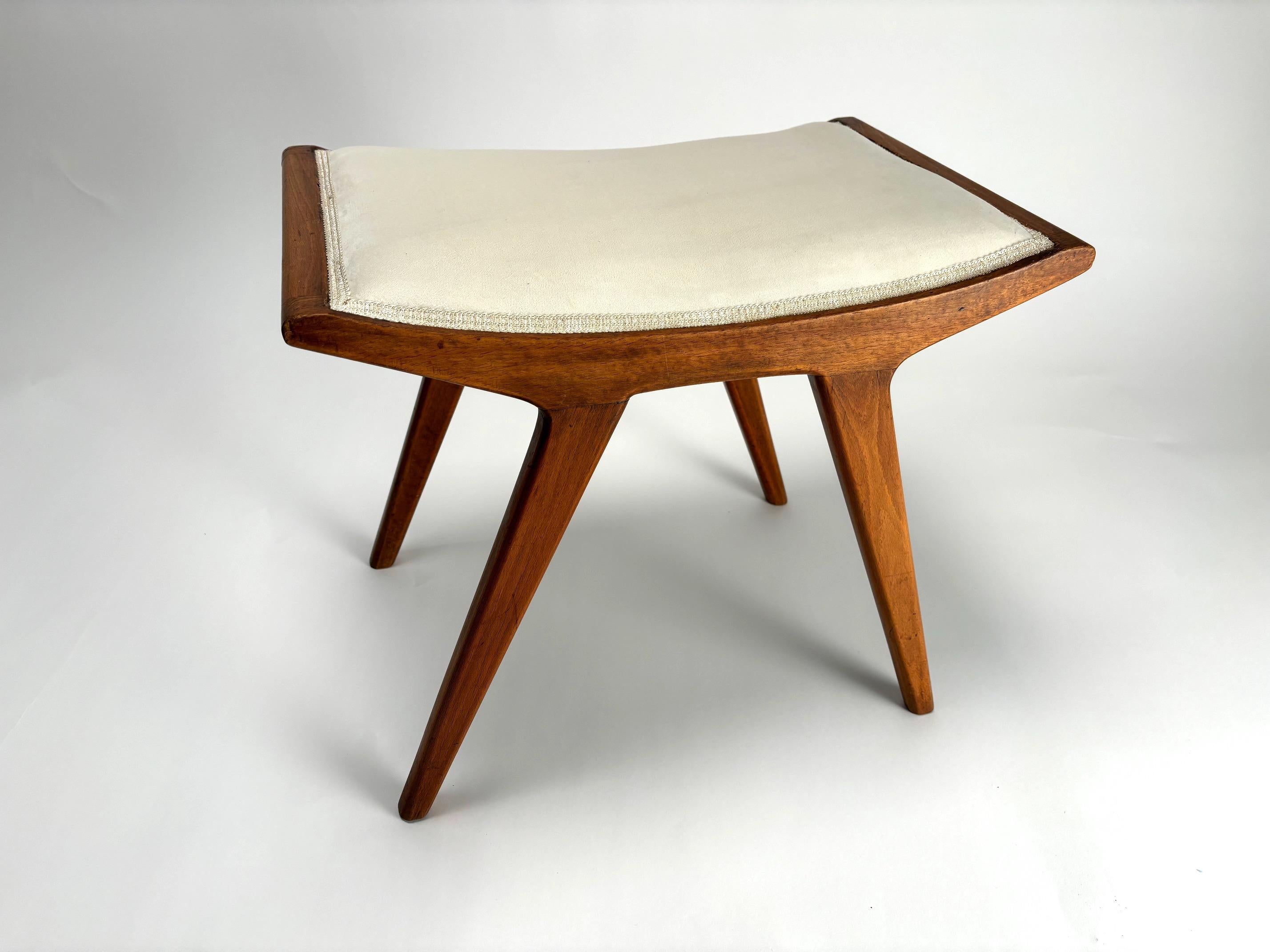 Paar italienische Hocker aus der Mitte des Jahrhunderts im Stil von Paolo Buffa, Italien, 1950er Jahre im Zustand „Gut“ im Angebot in Argelato, BO