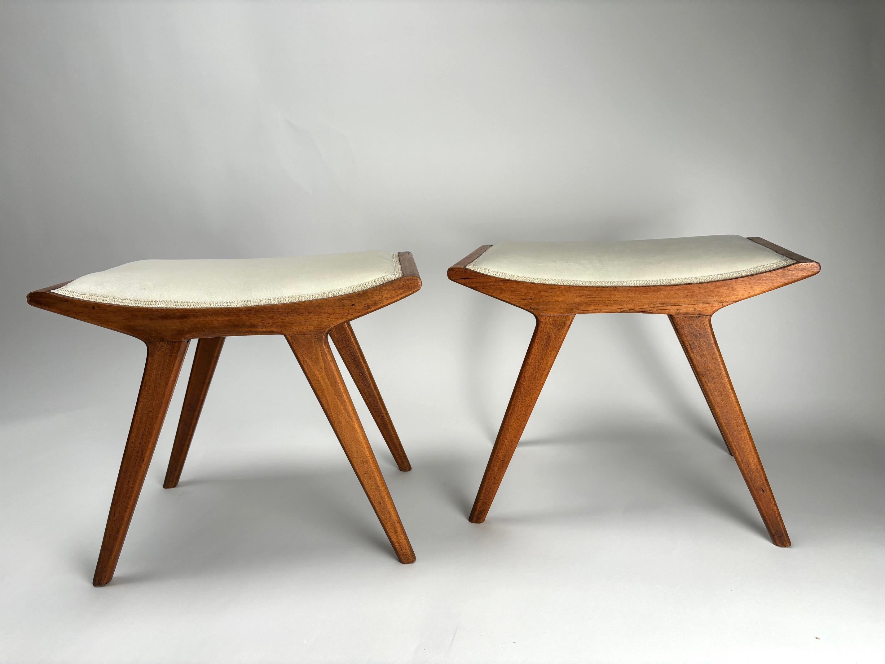 Paar italienische Hocker aus der Mitte des Jahrhunderts im Stil von Paolo Buffa, Italien, 1950er Jahre (Mitte des 20. Jahrhunderts) im Angebot