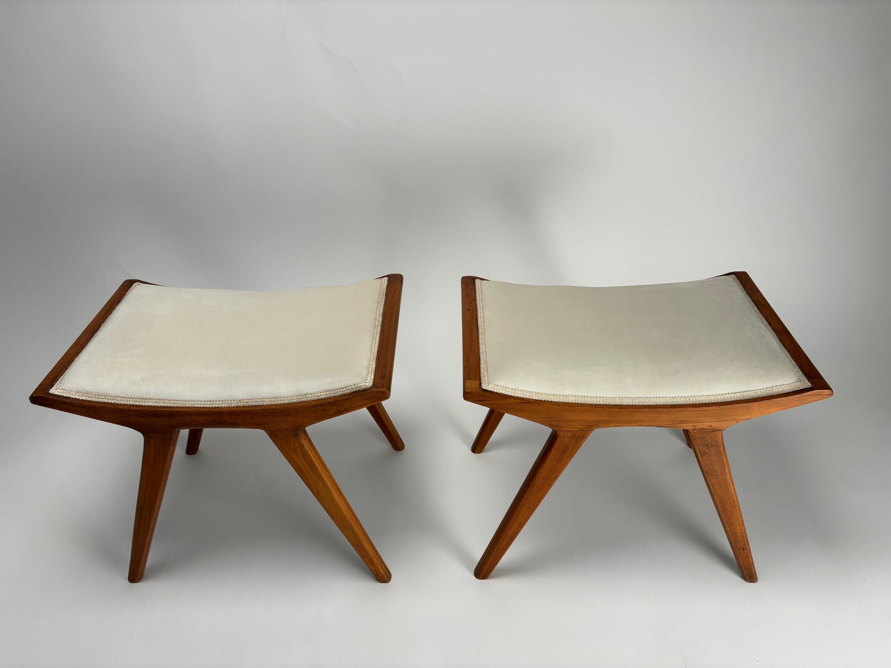 Paar italienische Hocker aus der Mitte des Jahrhunderts im Stil von Paolo Buffa, Italien, 1950er Jahre (Stoff) im Angebot