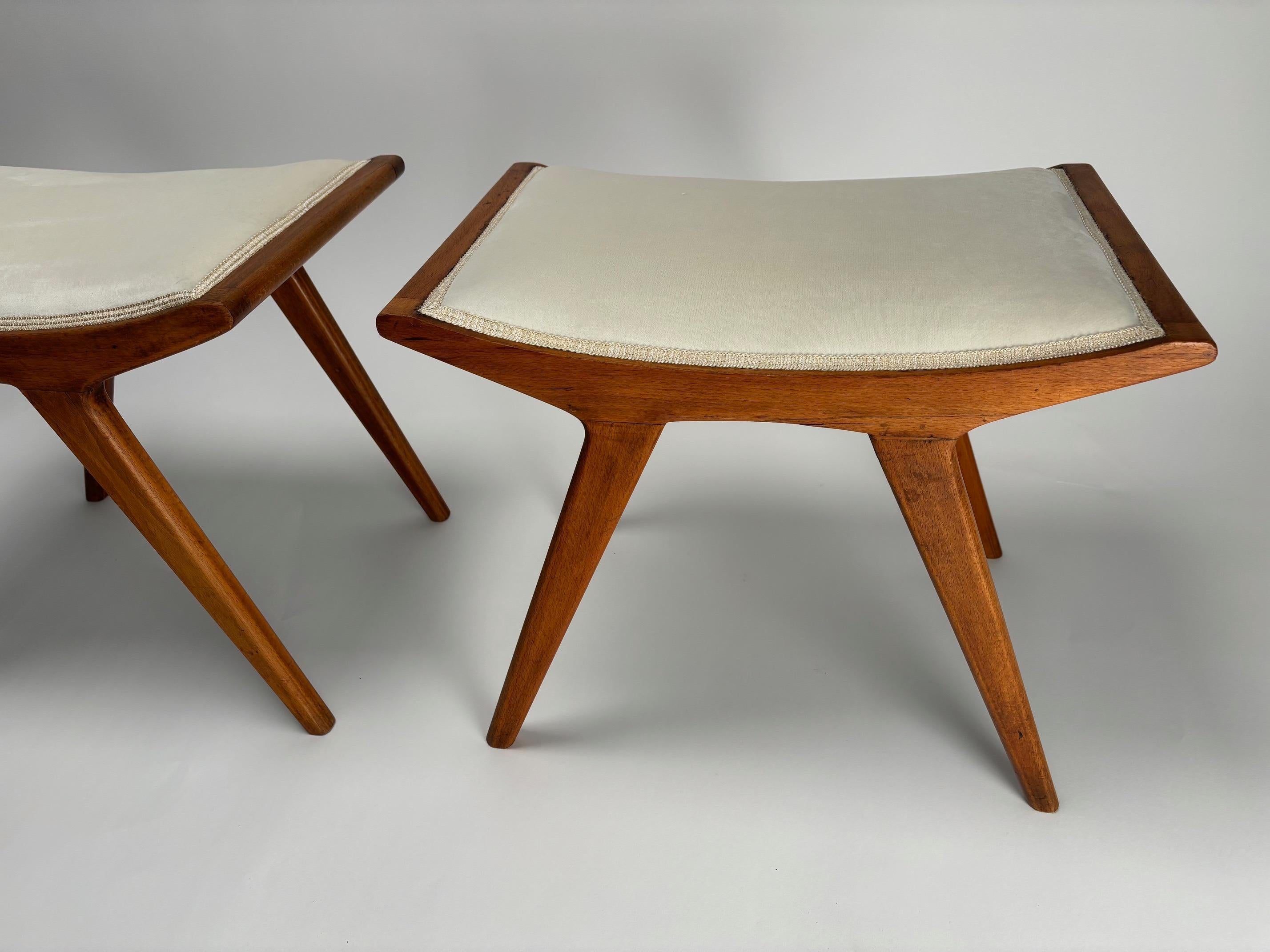 Paar italienische Hocker aus der Mitte des Jahrhunderts im Stil von Paolo Buffa, Italien, 1950er Jahre im Angebot 1