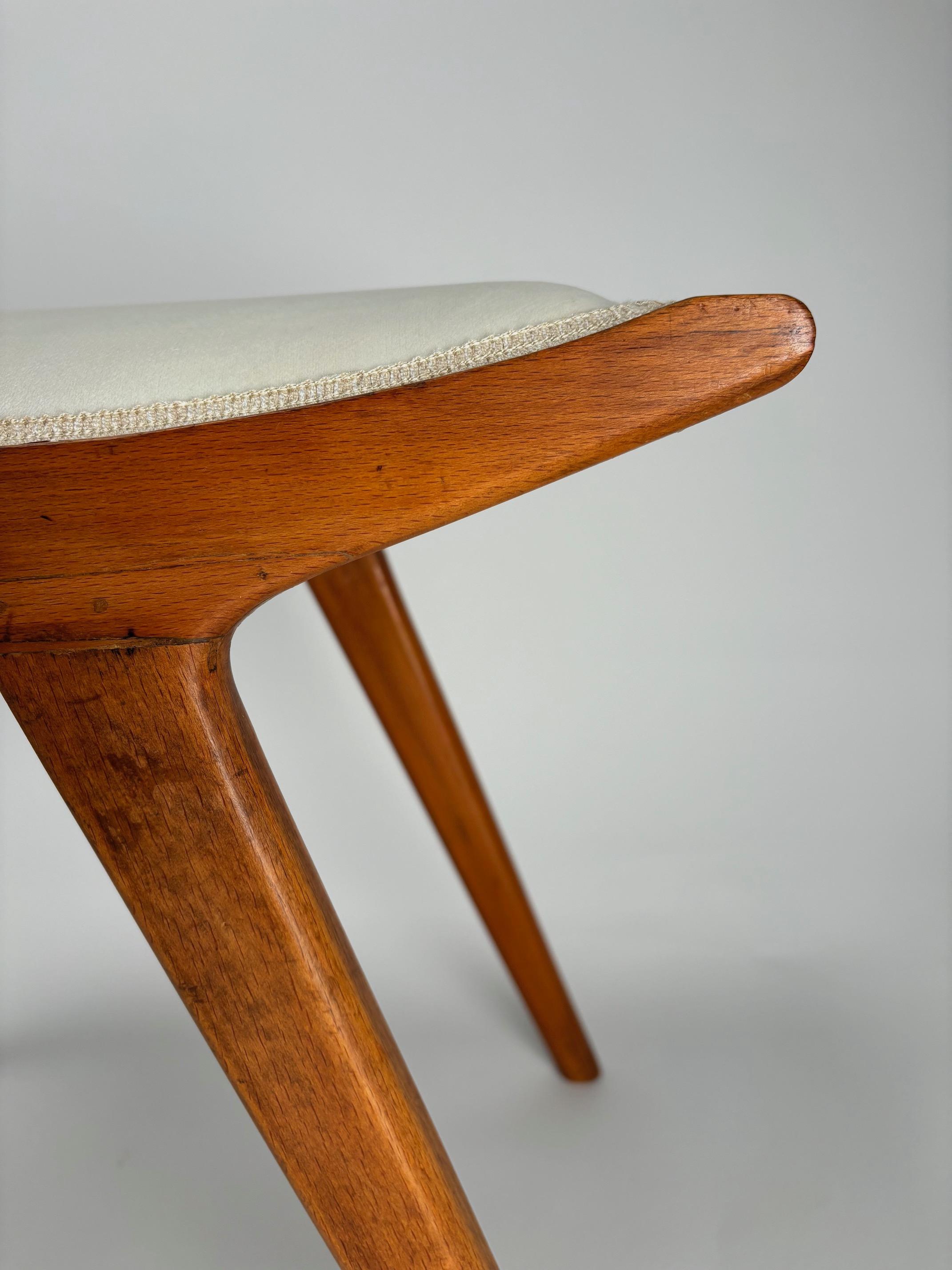 Paar italienische Hocker aus der Mitte des Jahrhunderts im Stil von Paolo Buffa, Italien, 1950er Jahre im Angebot 2