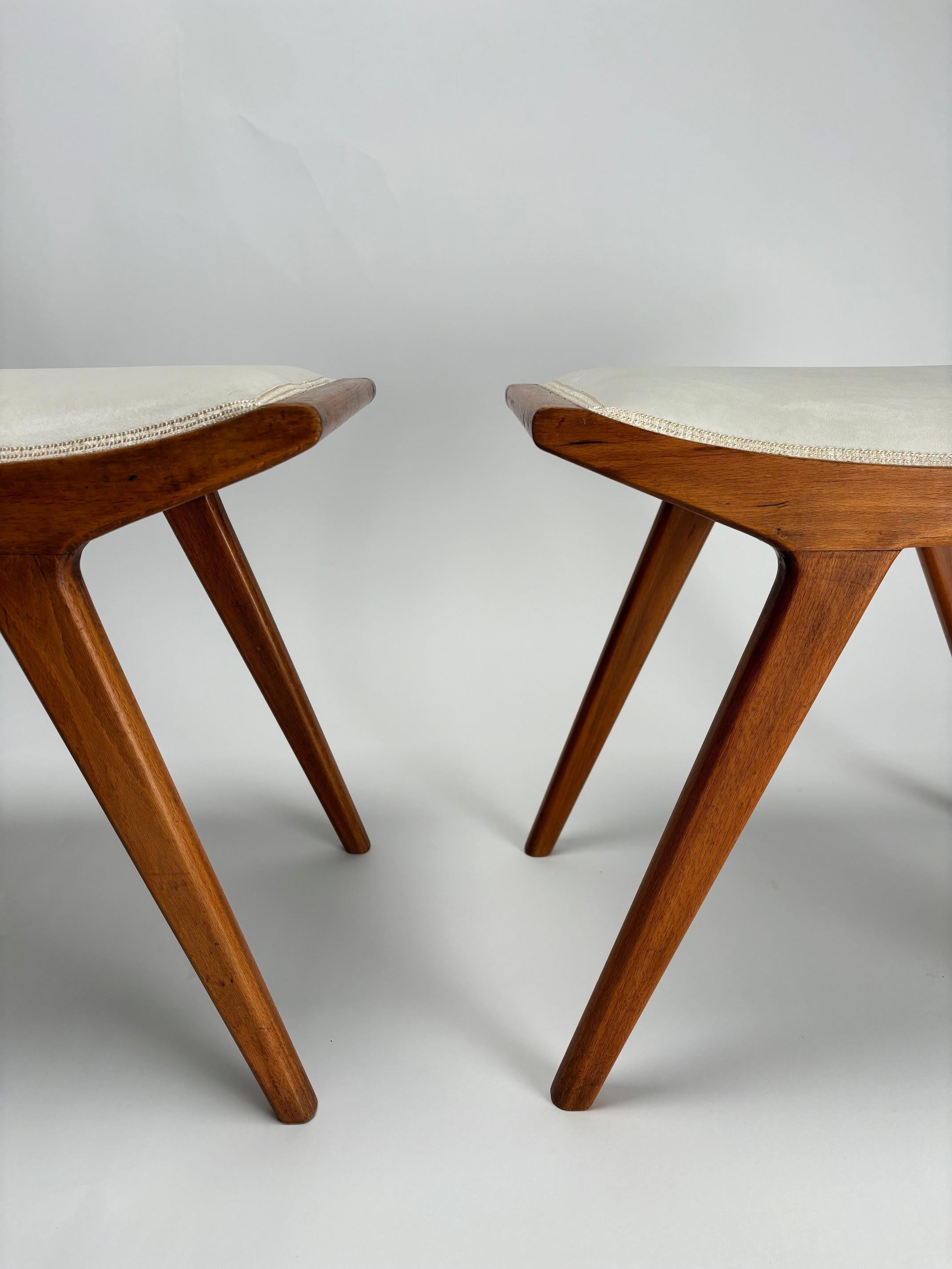 Paar italienische Hocker aus der Mitte des Jahrhunderts im Stil von Paolo Buffa, Italien, 1950er Jahre im Angebot 3