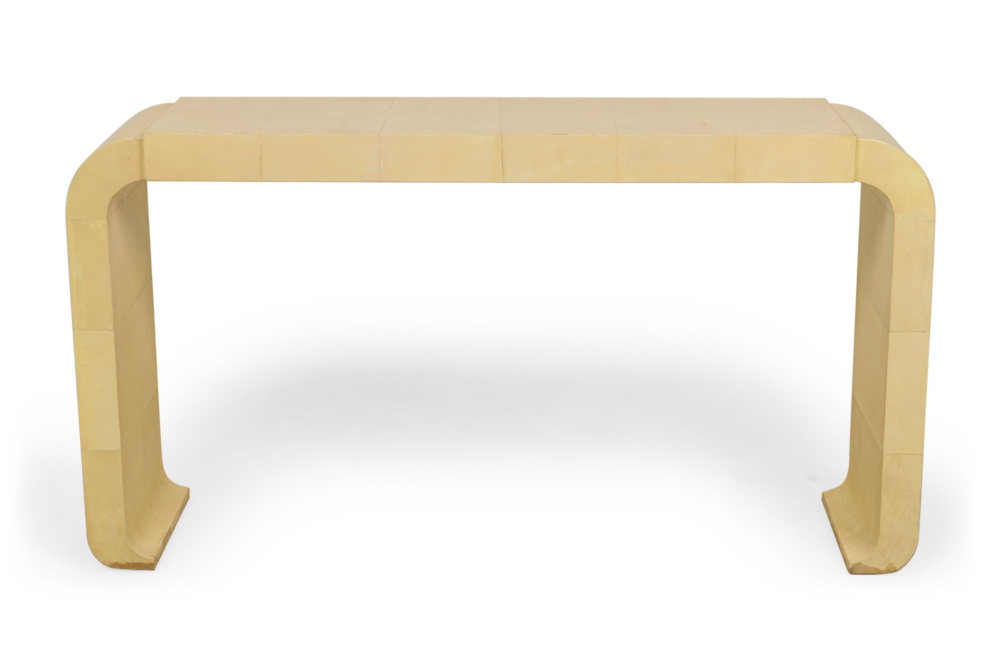 Ein Paar Konsolentische aus der Mitte des Jahrhunderts im italienischen Stil (Modern) aus Pergamentfurnier mit abgerundeten Kanten und erhöhtem Mittelteil.