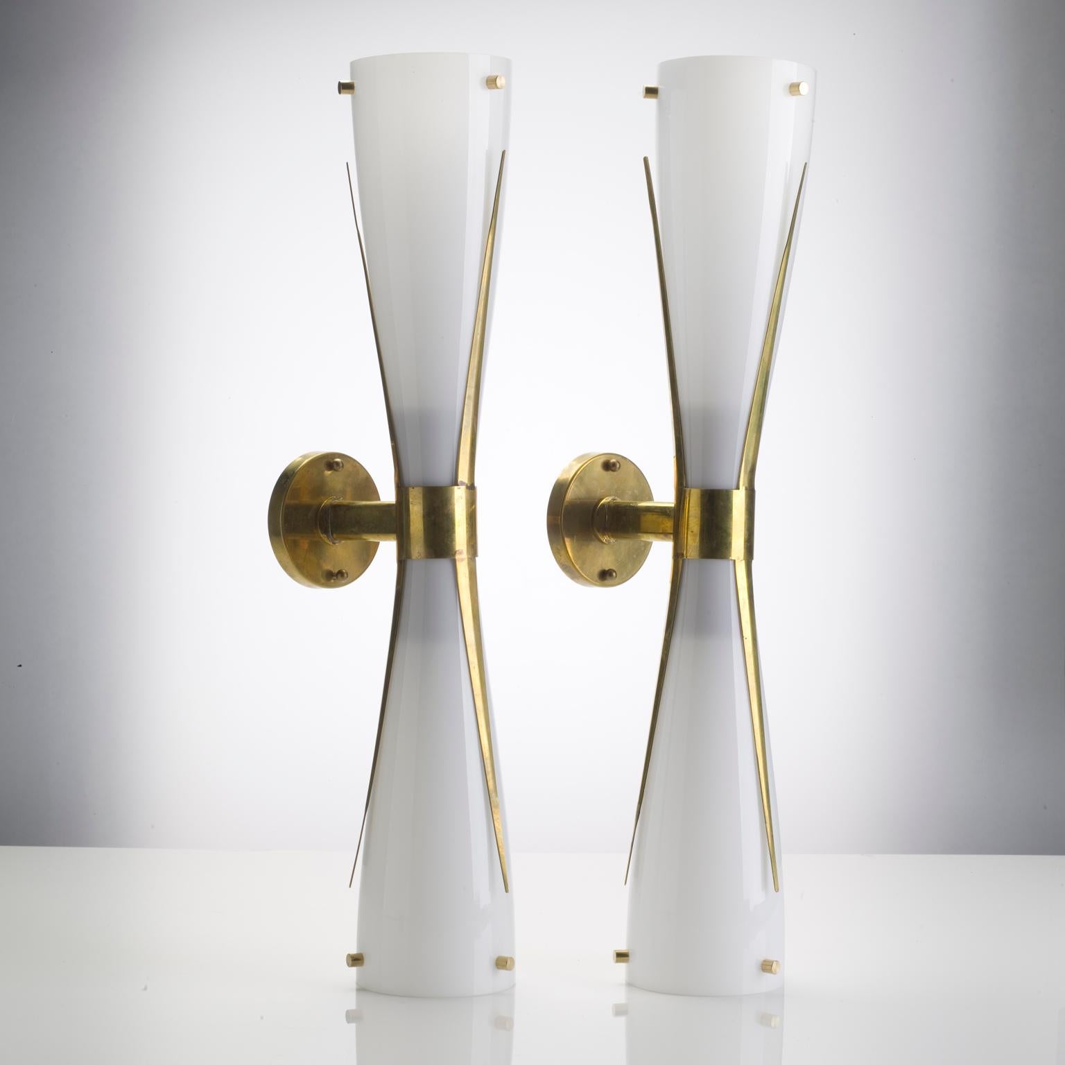 A pair of elegant Italian hour-glass shaped Murano glass lights with brass cuff and shard detailing.

Taking inspiration from mid-century Italian design, the deceptively vintage appearance comes from the natural brass, worked in the traditional way