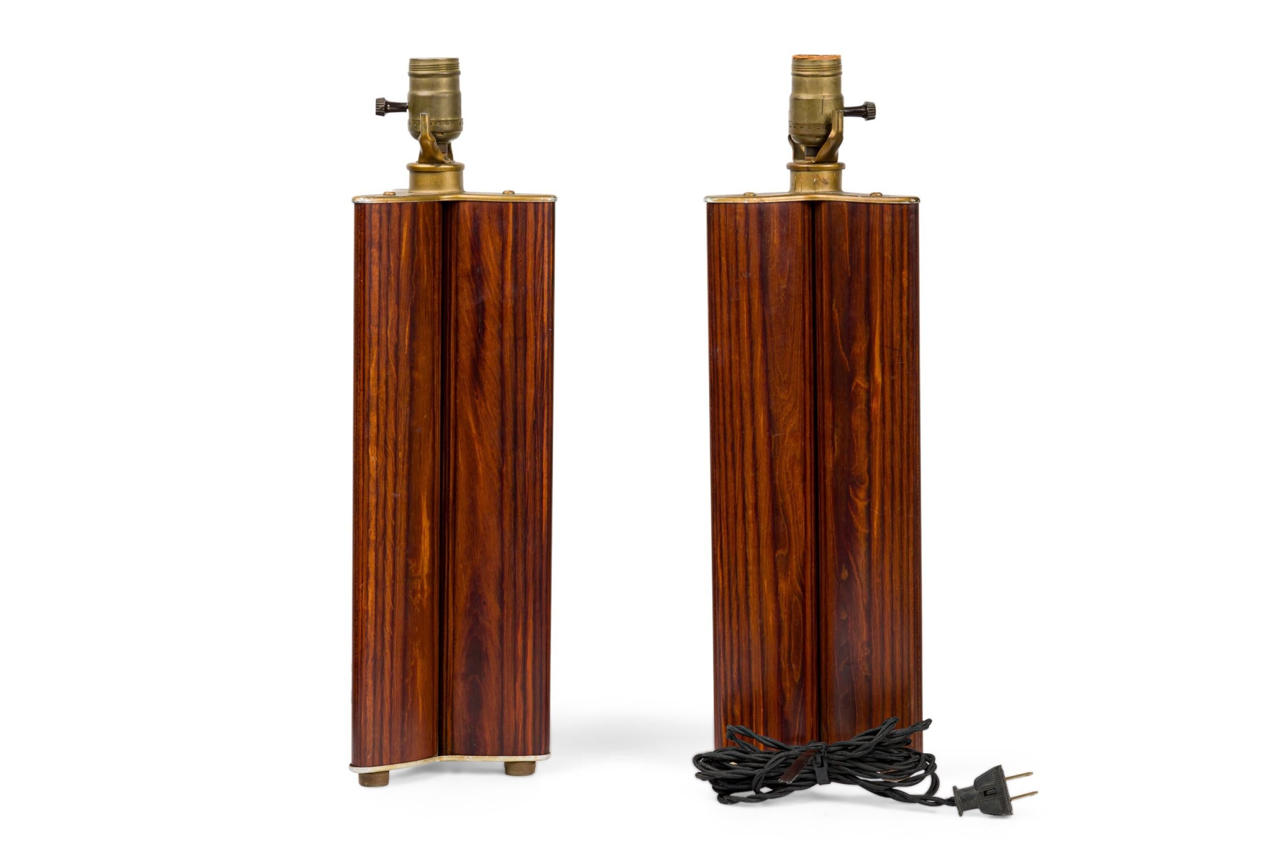 Mid-Century Modern Paire de lampes de table italiennes du milieu du siècle dernier en forme de triquetra en bois de rose en vente