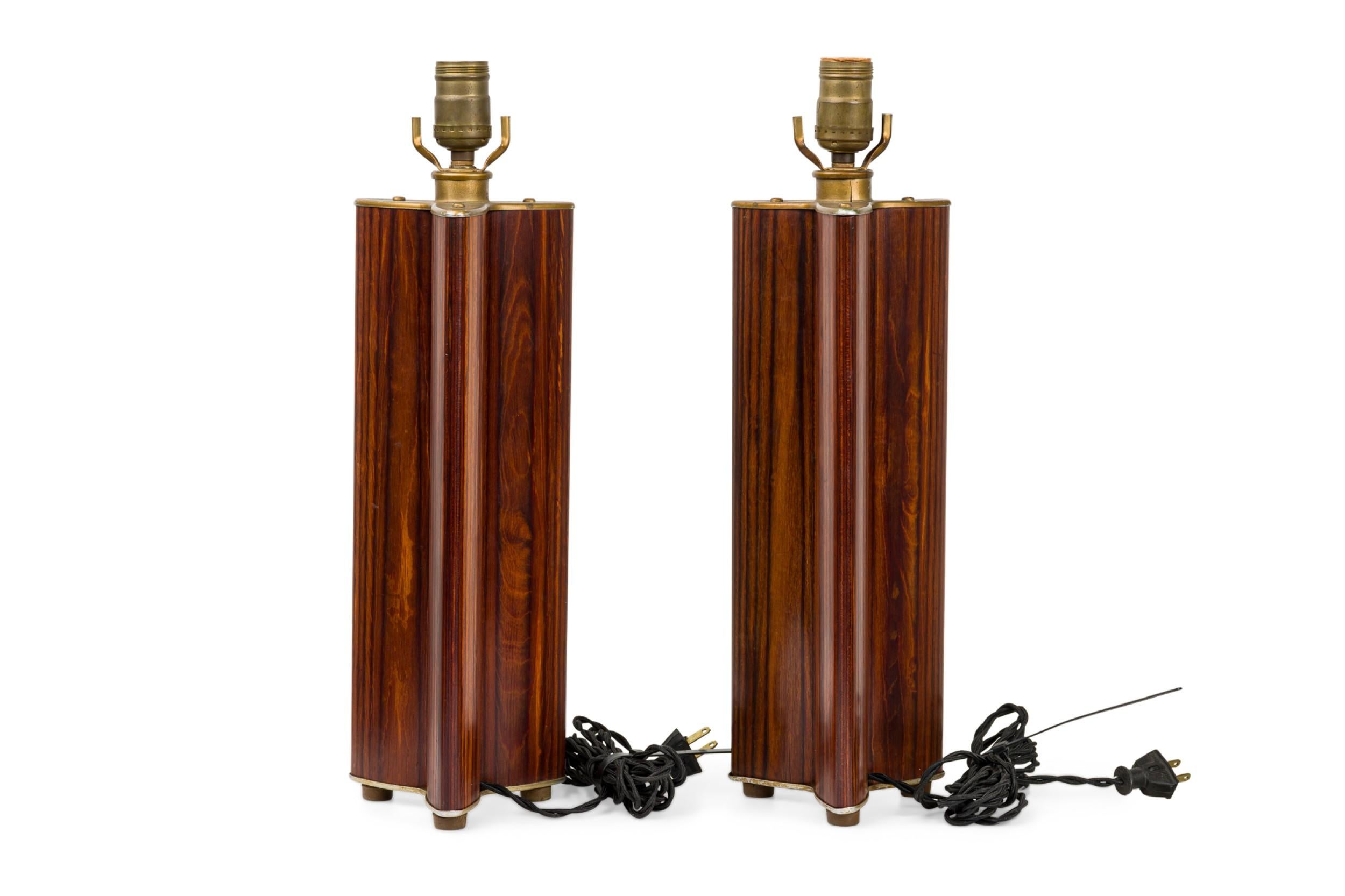 Fait main Paire de lampes de table italiennes du milieu du siècle dernier en forme de triquetra en bois de rose en vente