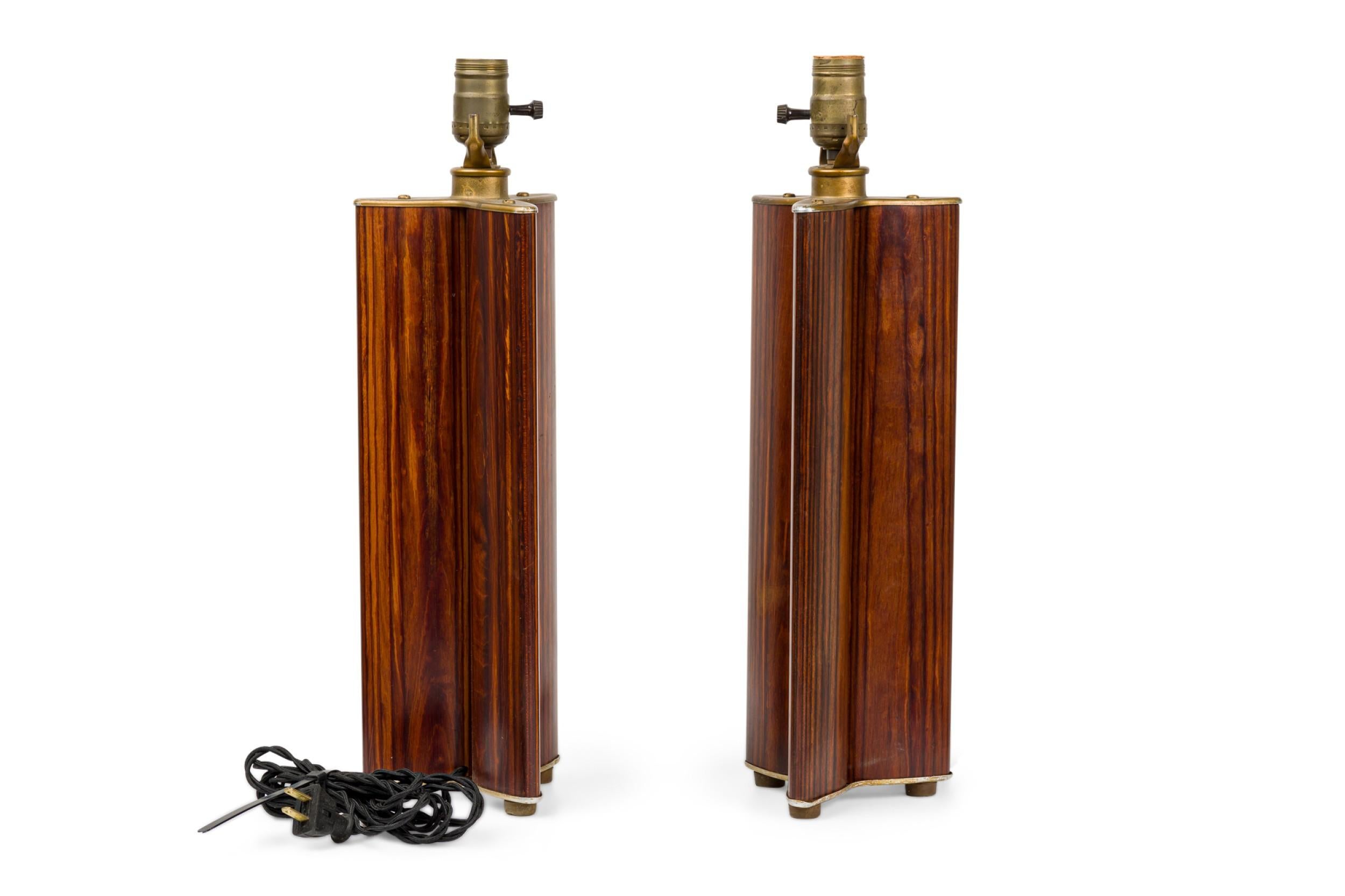 Paire de lampes de table italiennes du milieu du siècle dernier en forme de triquetra en bois de rose Bon état - En vente à Queens, NY