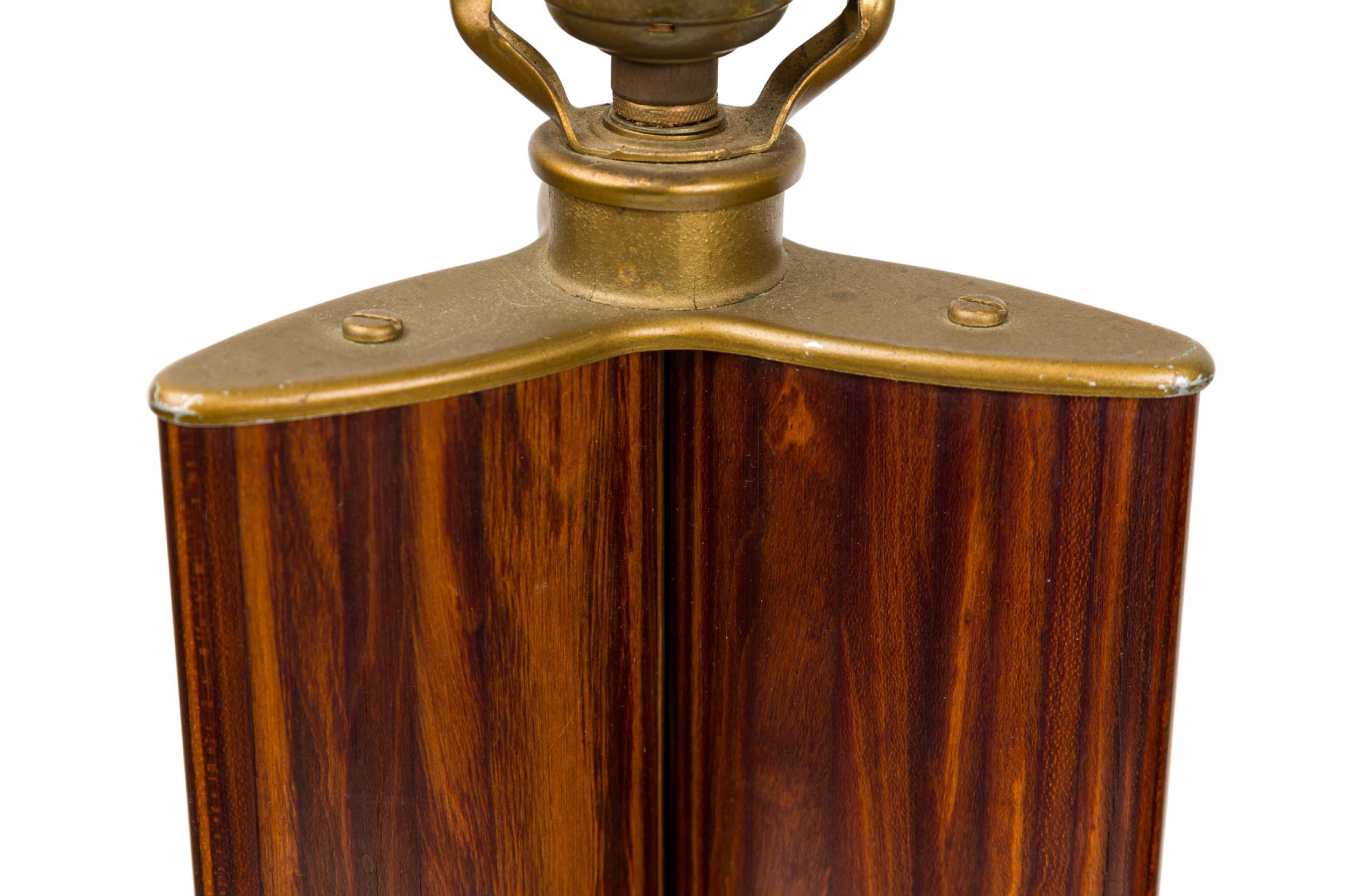 20ième siècle Paire de lampes de table italiennes du milieu du siècle dernier en forme de triquetra en bois de rose en vente