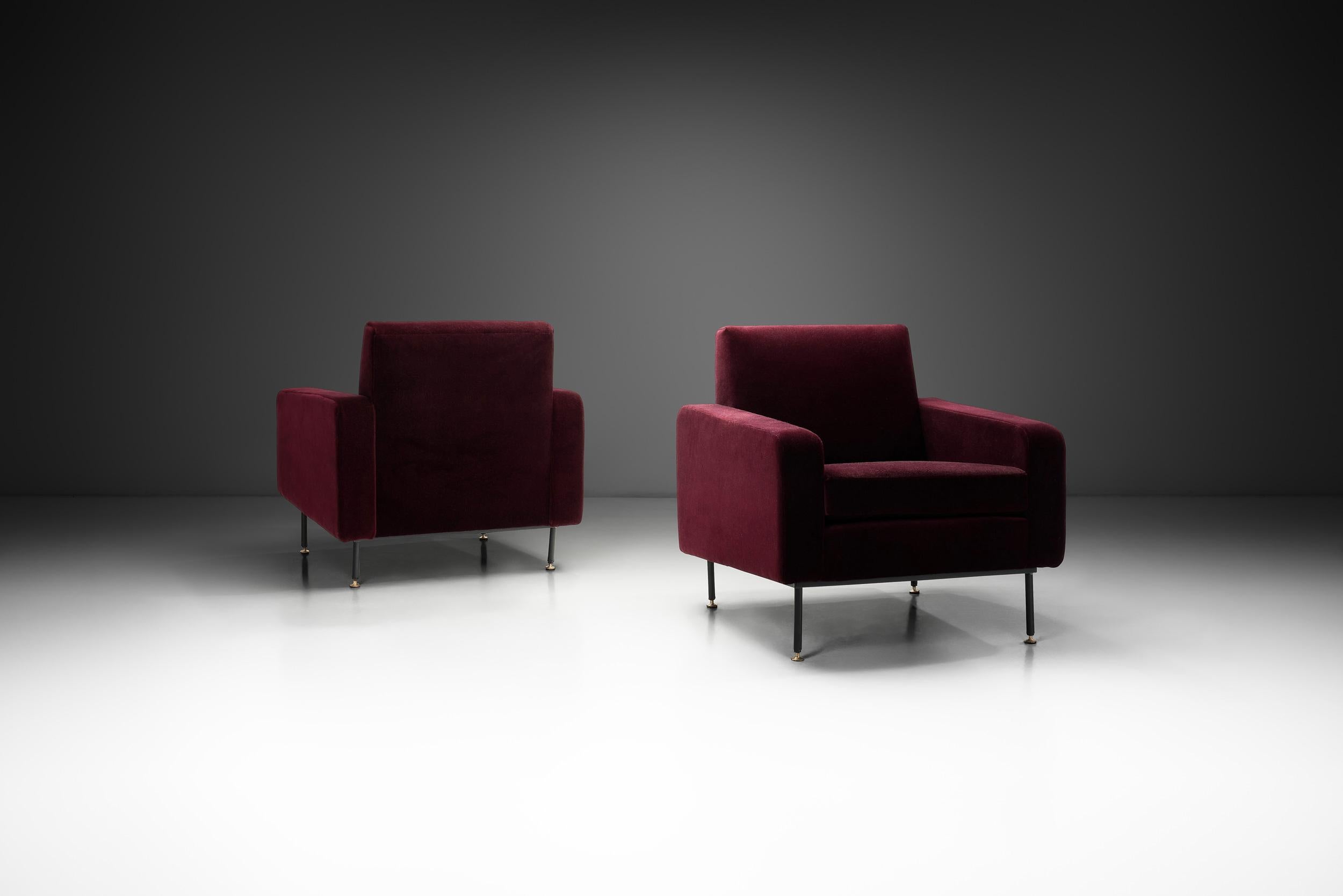 Pair of Italian Mid-Century Upholstered Armchairs, Italy 1960s In Good Condition For Sale In Utrecht, NL
