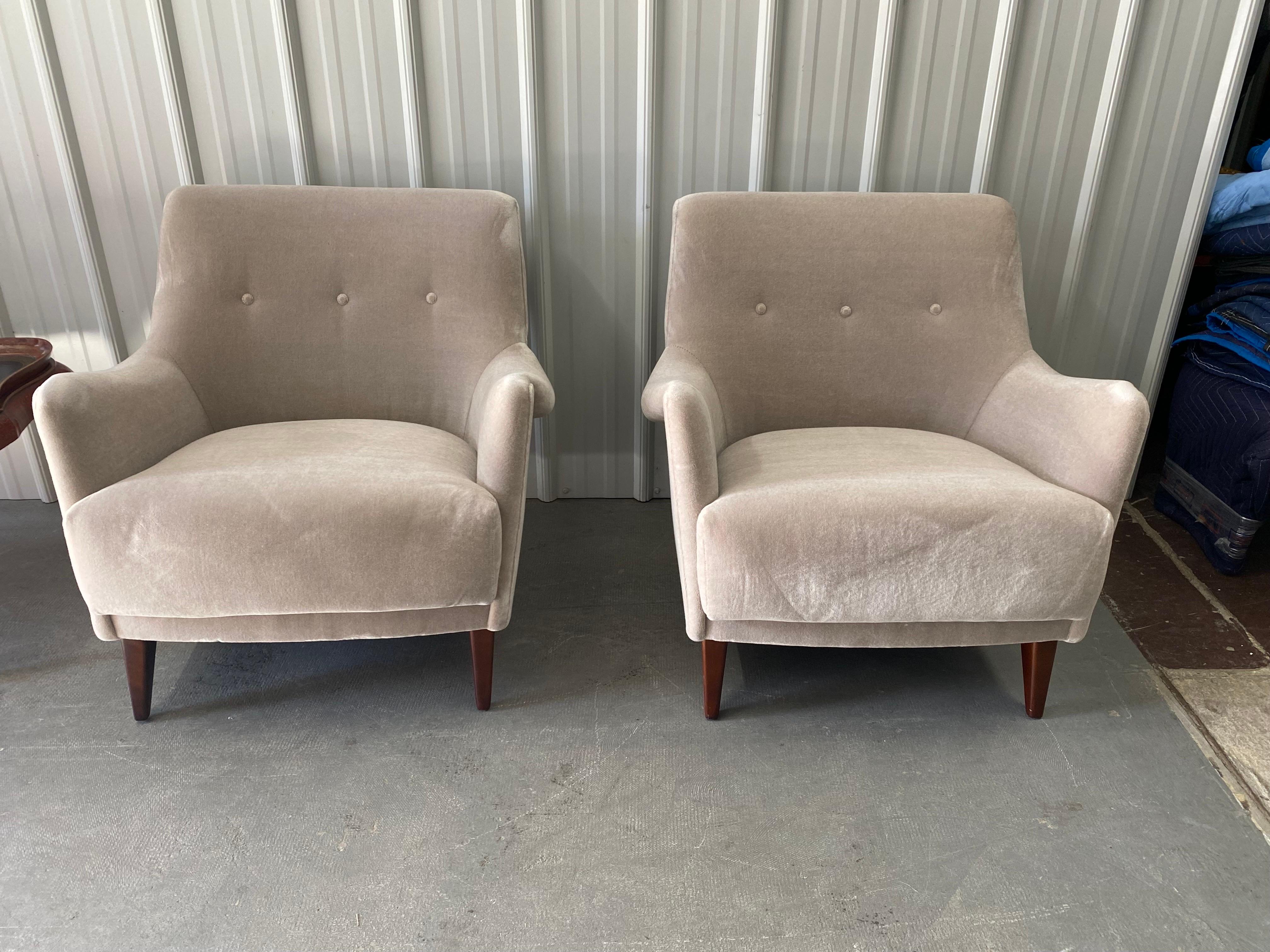 Pair of Italian Mid-Century Upholstered Mohair Armchairs In Good Condition For Sale In Southampton, NY